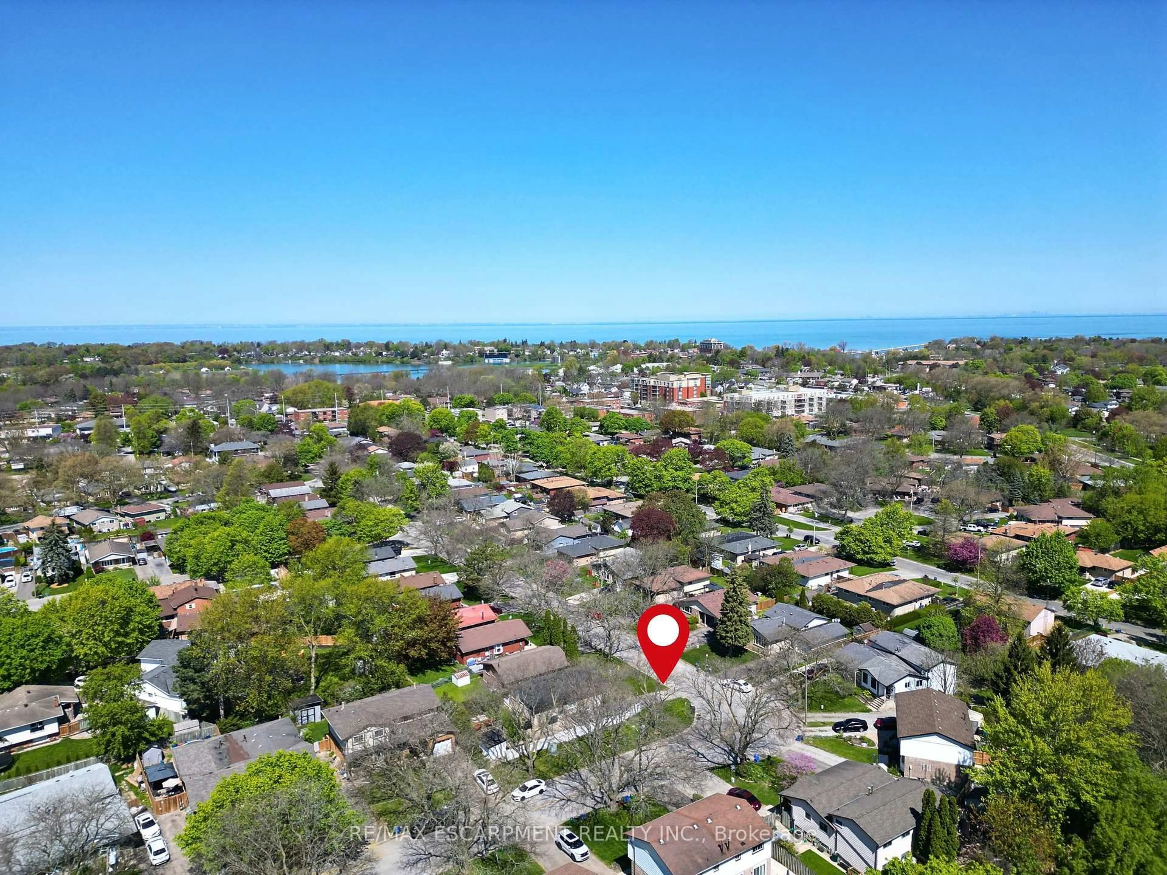 A pic from outside/outdoor area/front of a property/back of a property/a pic from drone, water/lake/river/ocean view for 47 Lafayette Dr, St. Catharines Ontario L2N 6C1