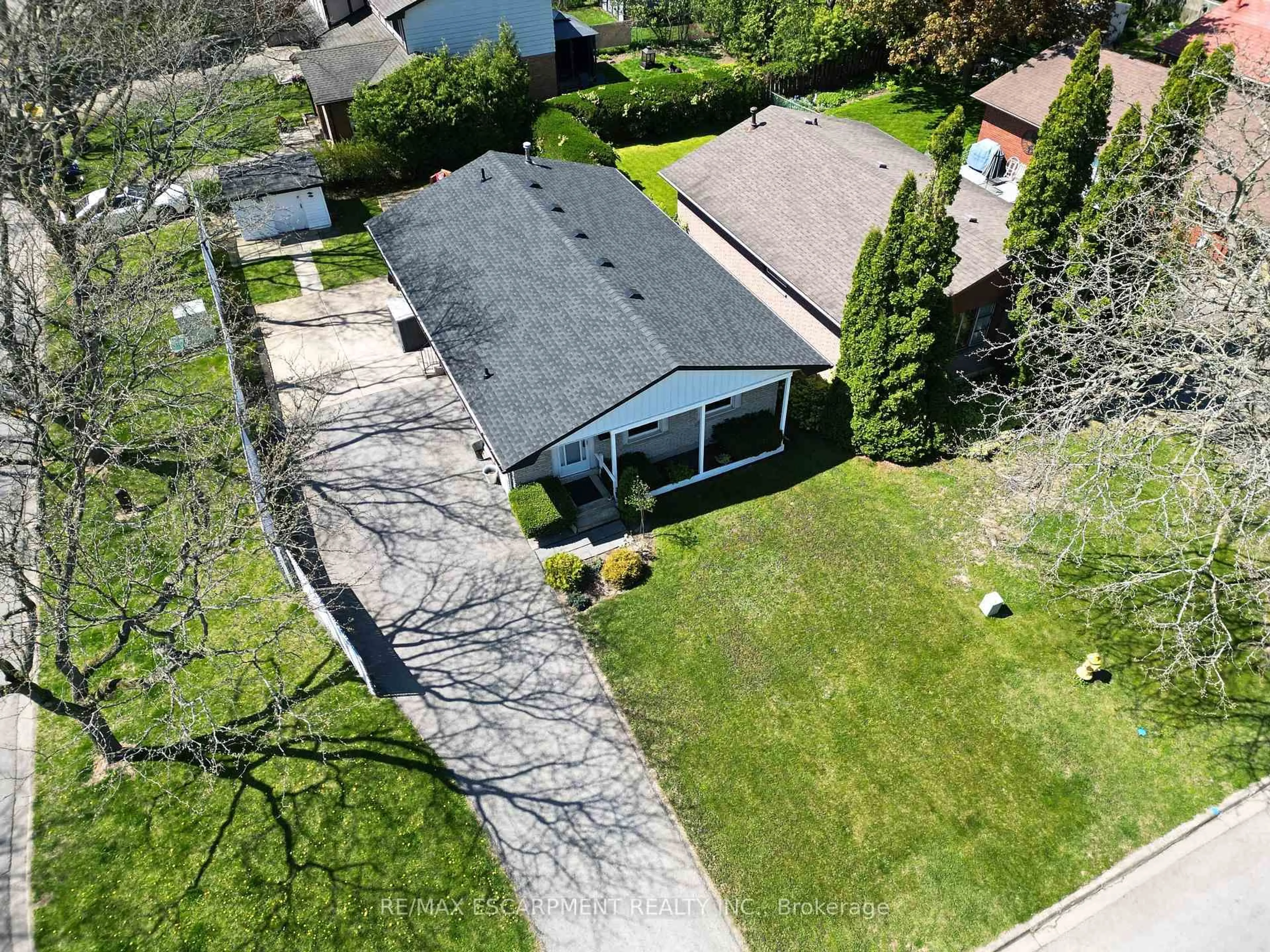 A pic from outside/outdoor area/front of a property/back of a property/a pic from drone, street for 47 Lafayette Dr, St. Catharines Ontario L2N 6C1