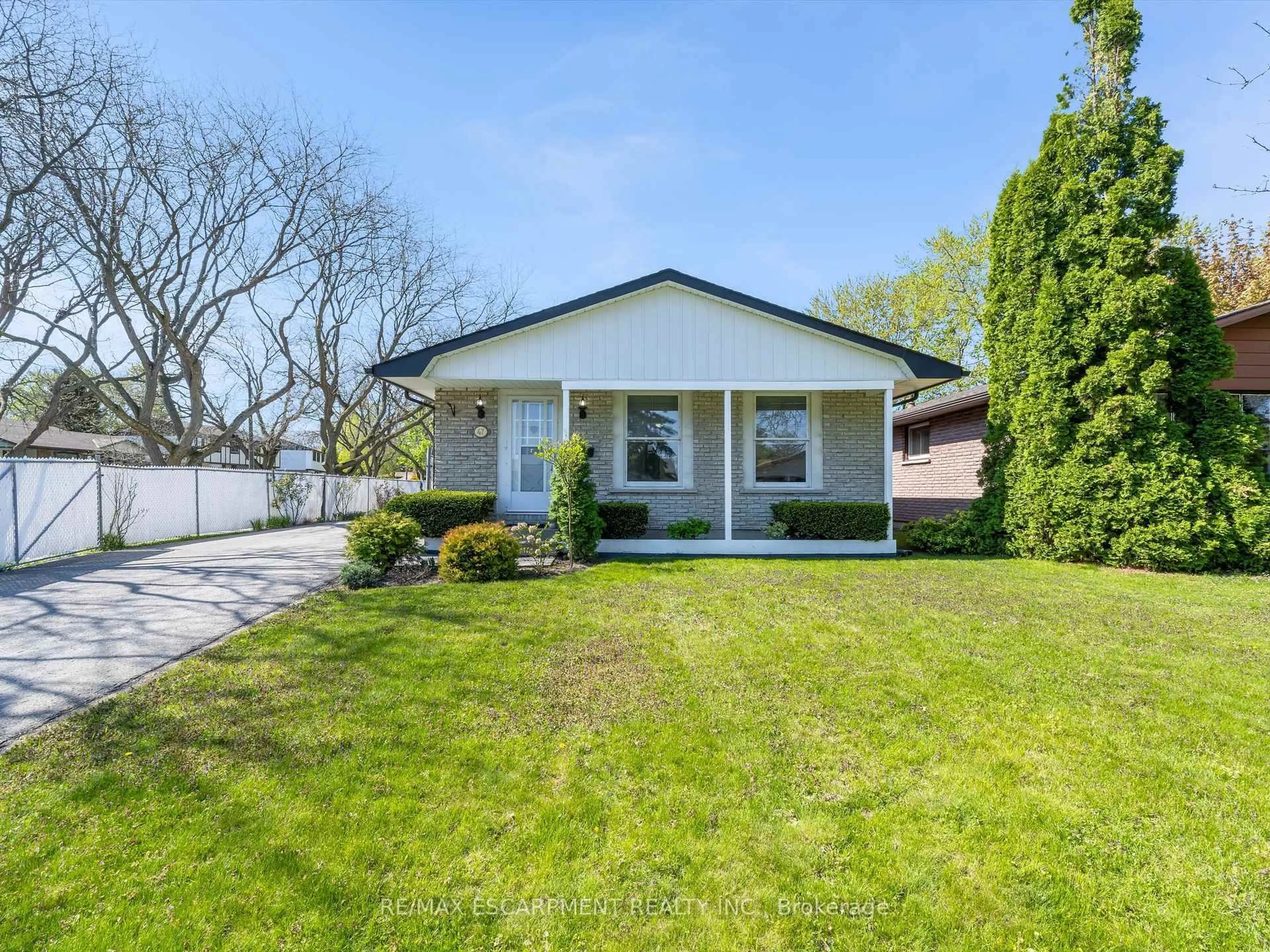 Home with vinyl exterior material, street for 47 Lafayette Dr, St. Catharines Ontario L2N 6C1