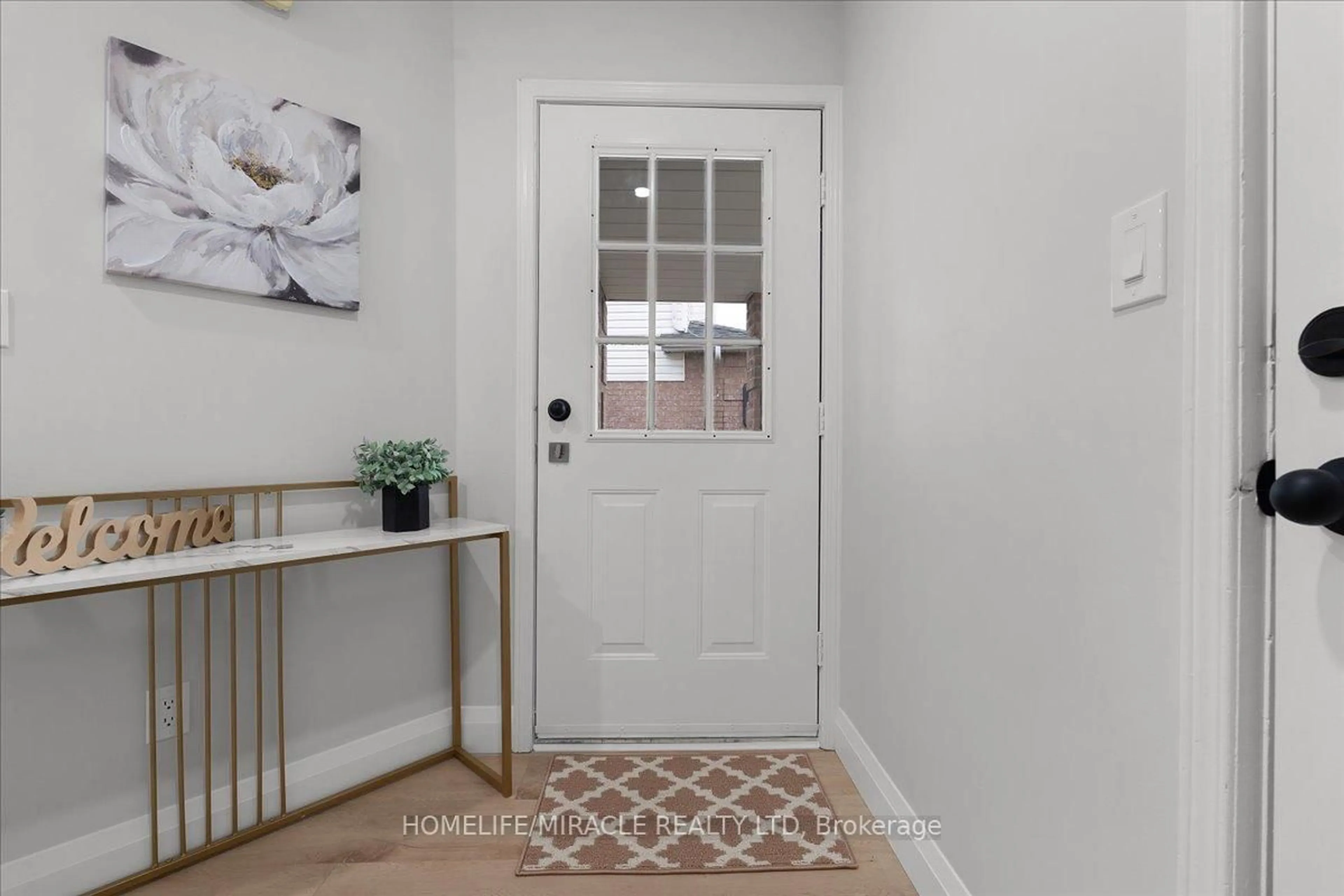 Indoor entryway for 102 Northmanor Cres, Kitchener Ontario N2N 3C3