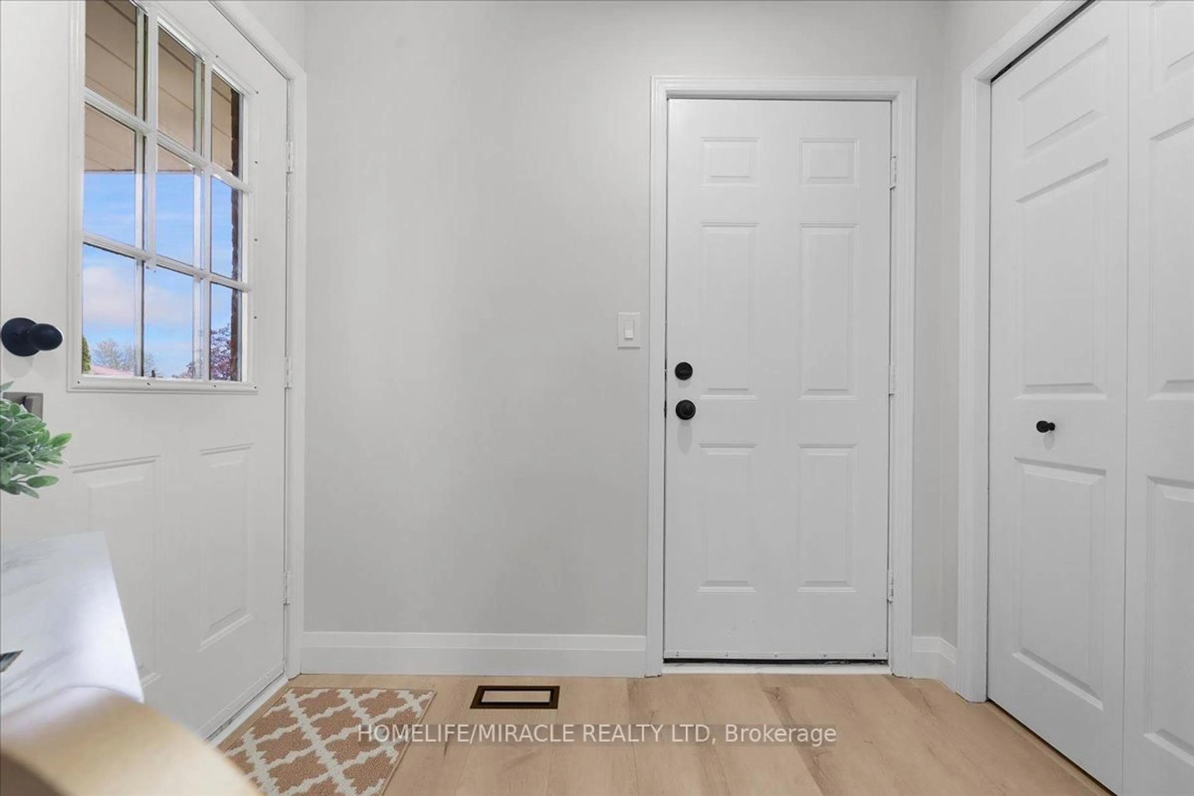 Indoor entryway for 102 Northmanor Cres, Kitchener Ontario N2N 3C3