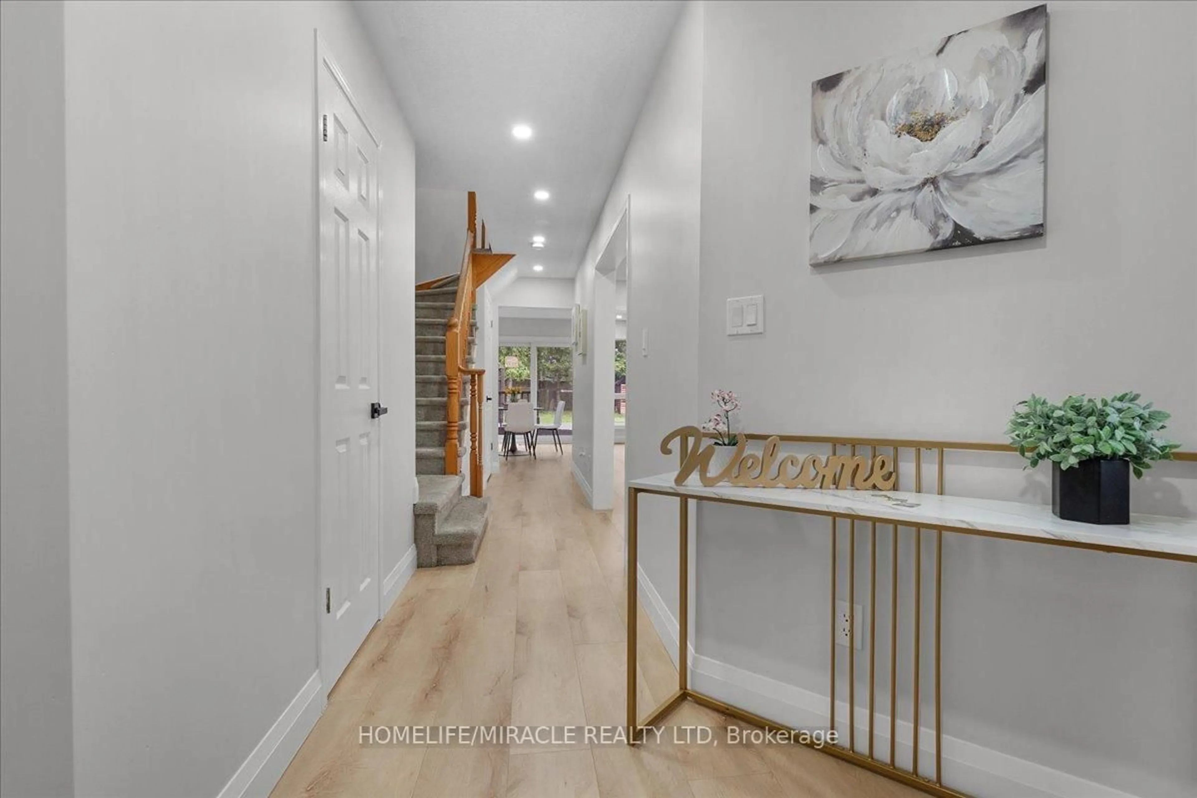 Indoor entryway for 102 Northmanor Cres, Kitchener Ontario N2N 3C3
