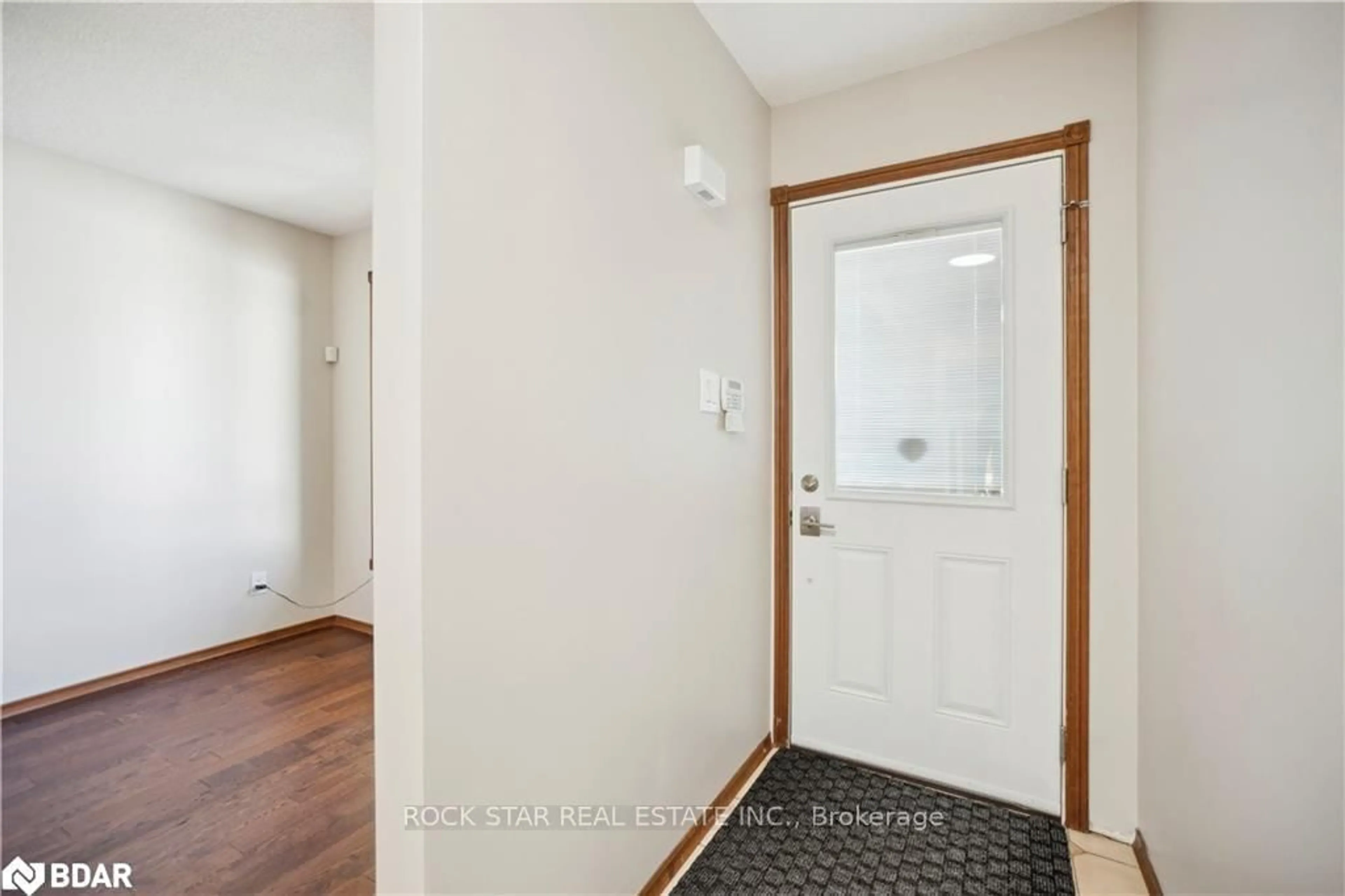 Indoor entryway for 11 Herbert Crt, Hamilton Ontario L8E 5A6