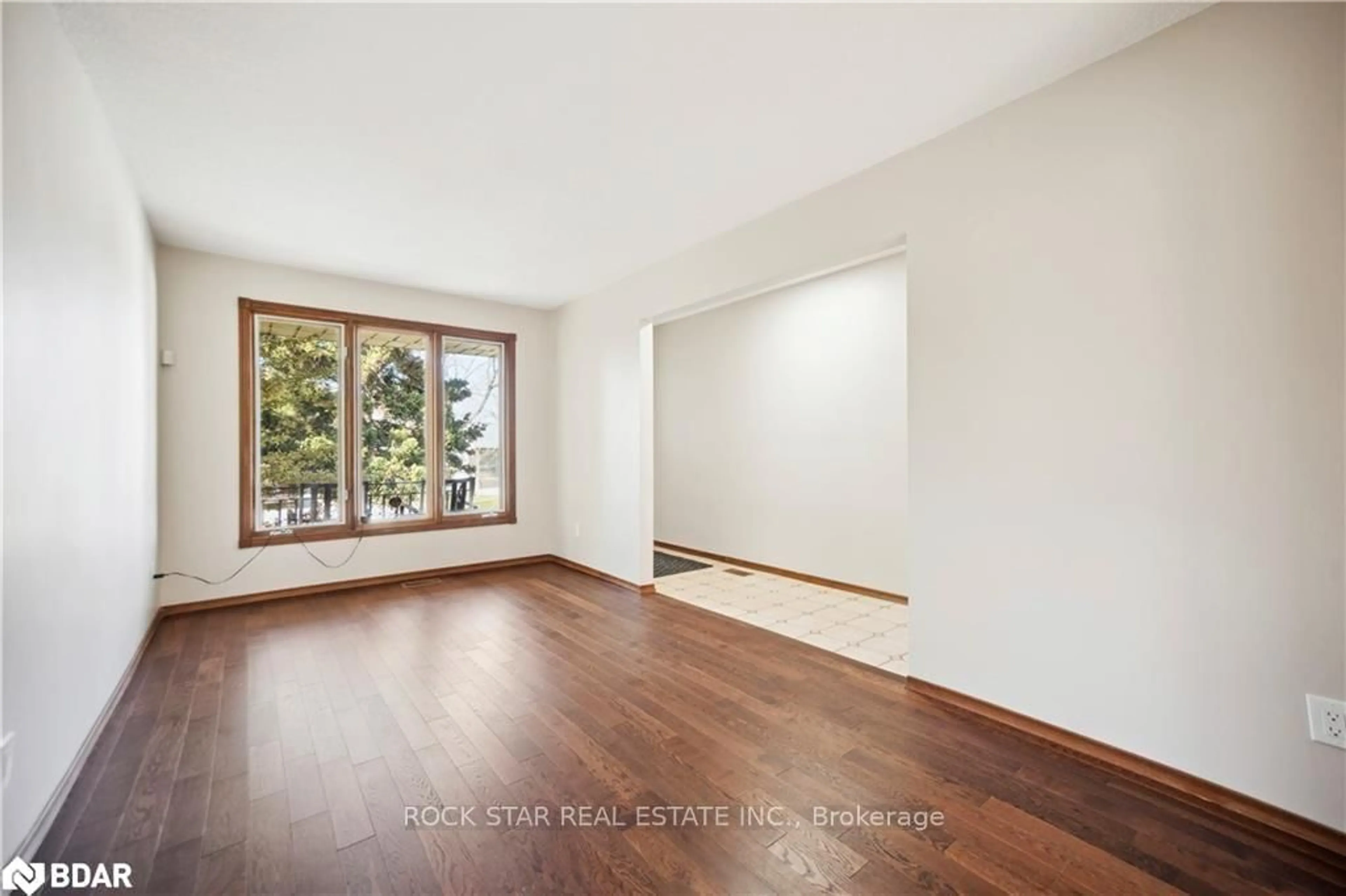 A pic of a room for 11 Herbert Crt, Hamilton Ontario L8E 5A6
