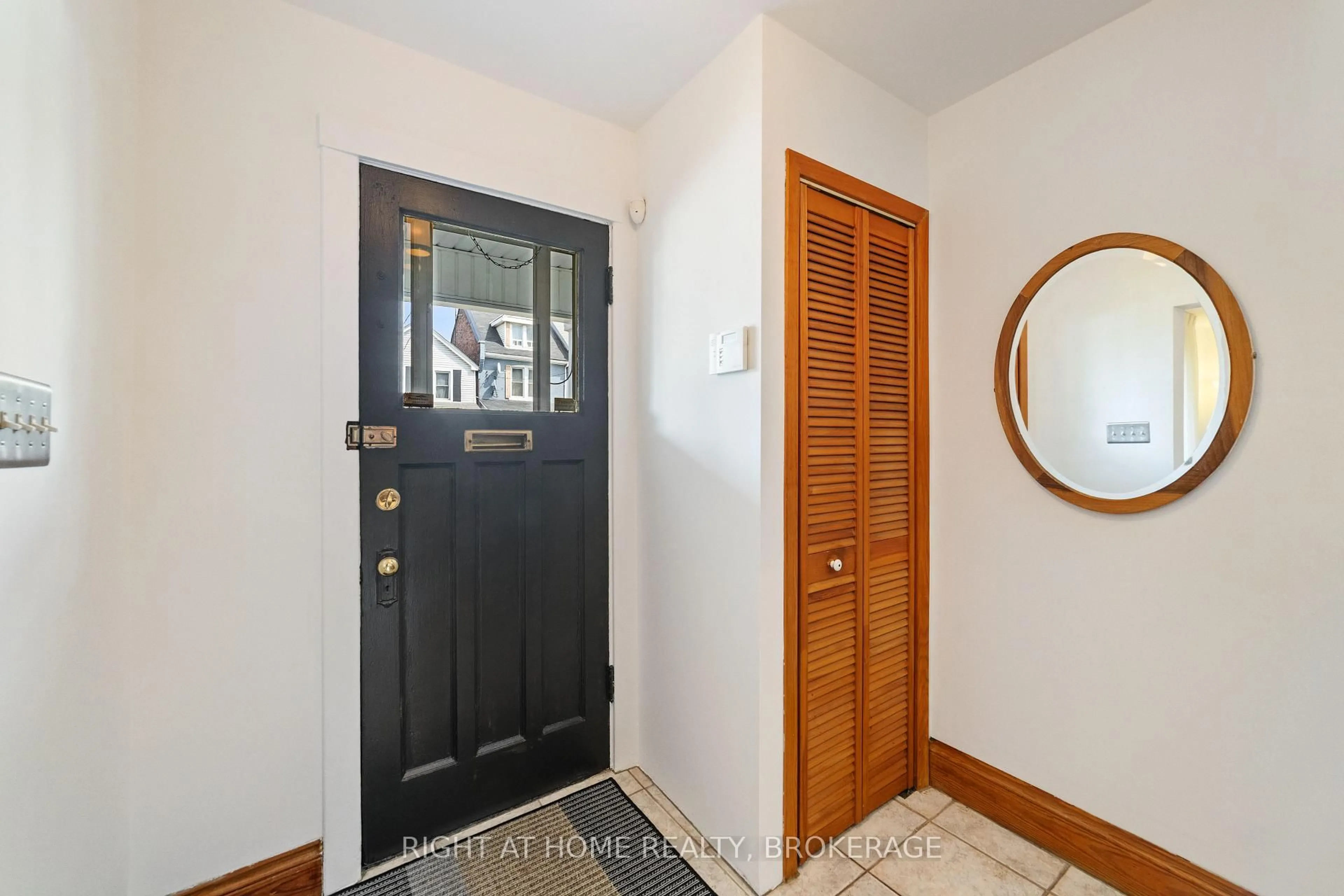 Indoor entryway for 127 Belmont Ave, Hamilton Ontario L8L 7M4
