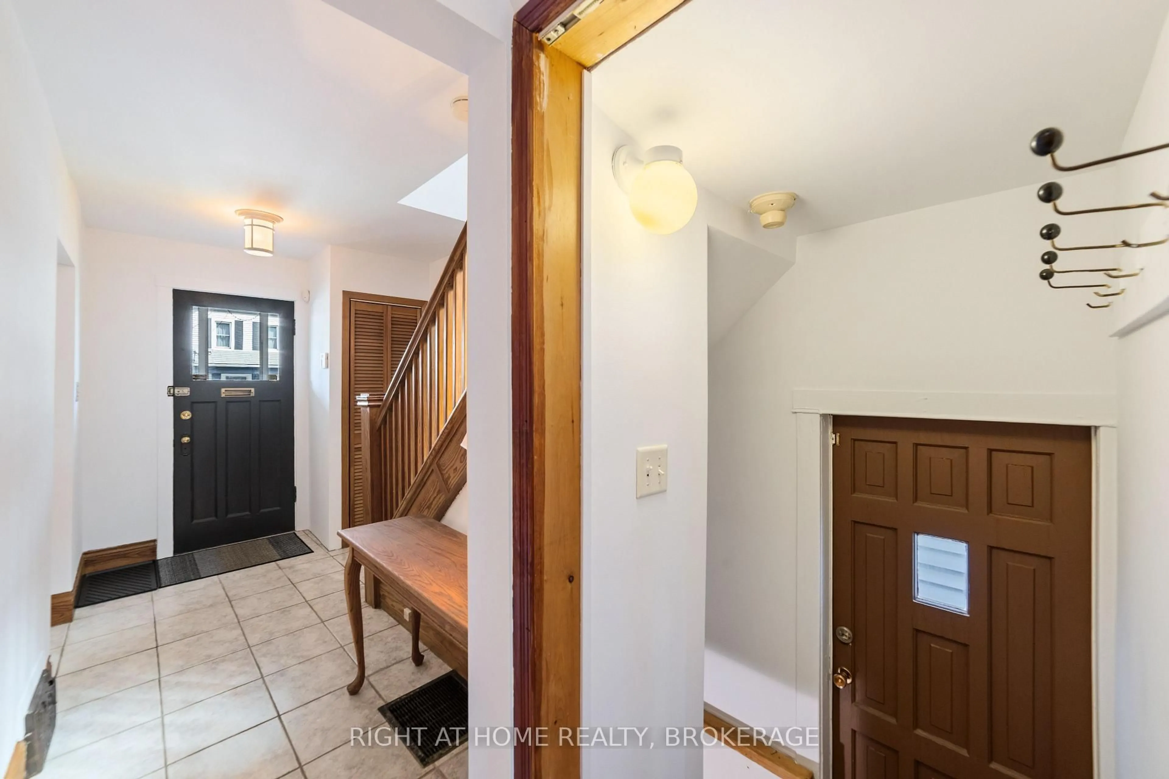Indoor entryway for 127 Belmont Ave, Hamilton Ontario L8L 7M4