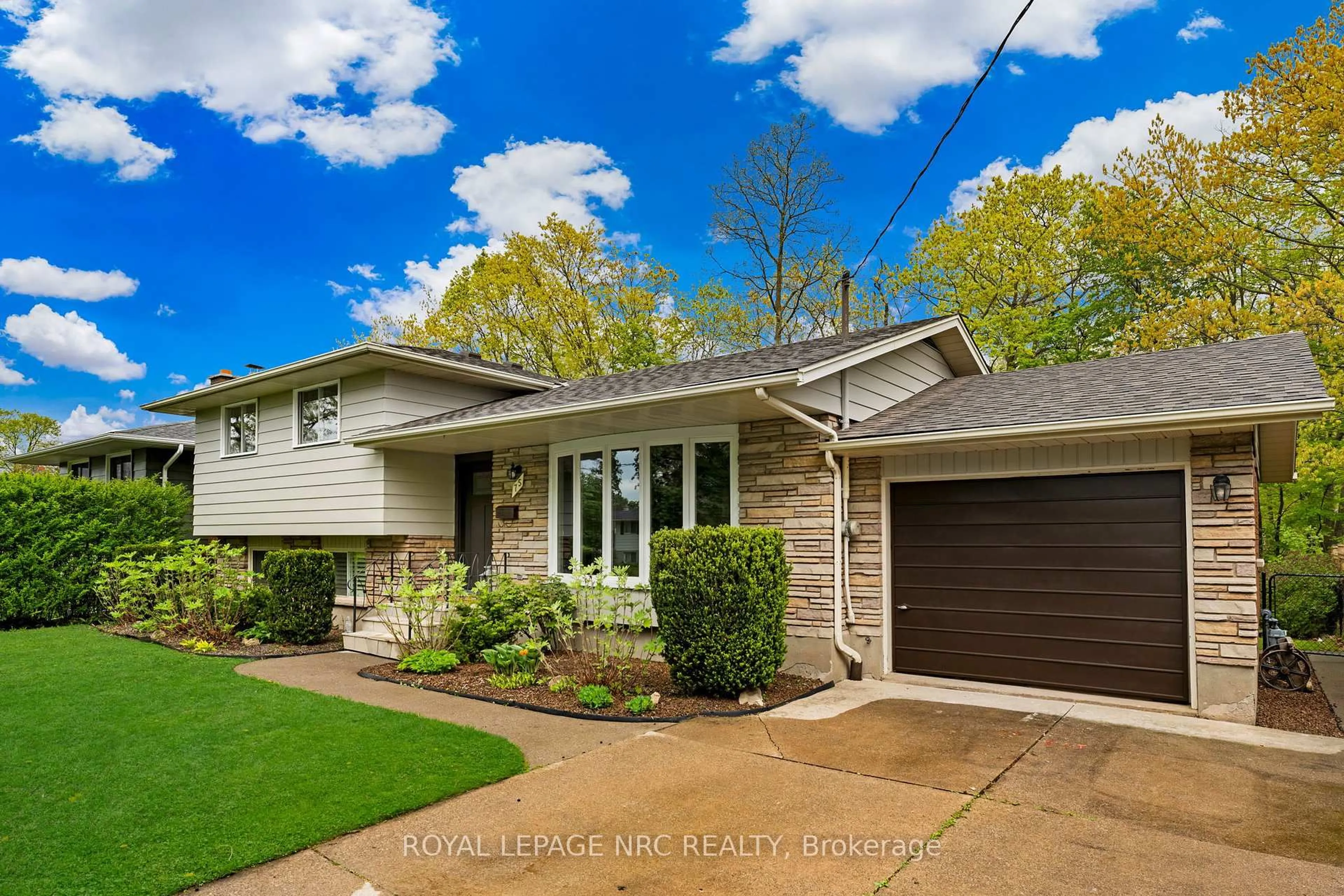 Home with vinyl exterior material, street for 75 Alexandra Blvd, St. Catharines Ontario L2P 1K2