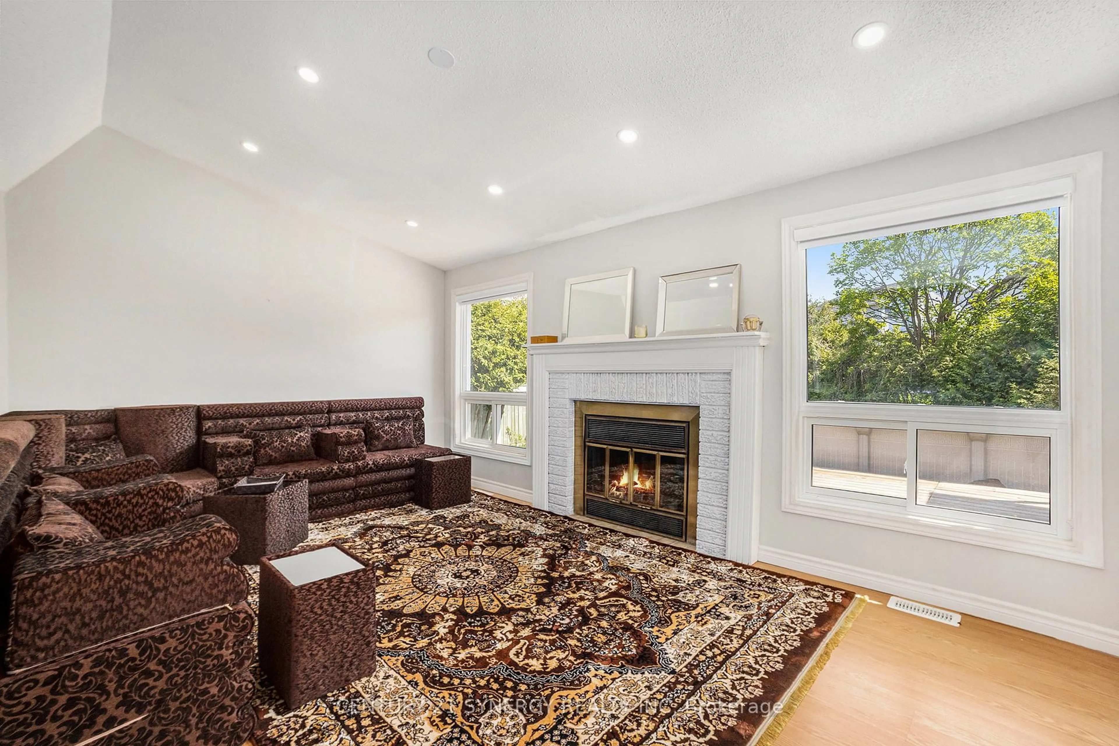 Living room with furniture, unknown for 40 Keys Way, Ottawa Ontario K1G 4M5