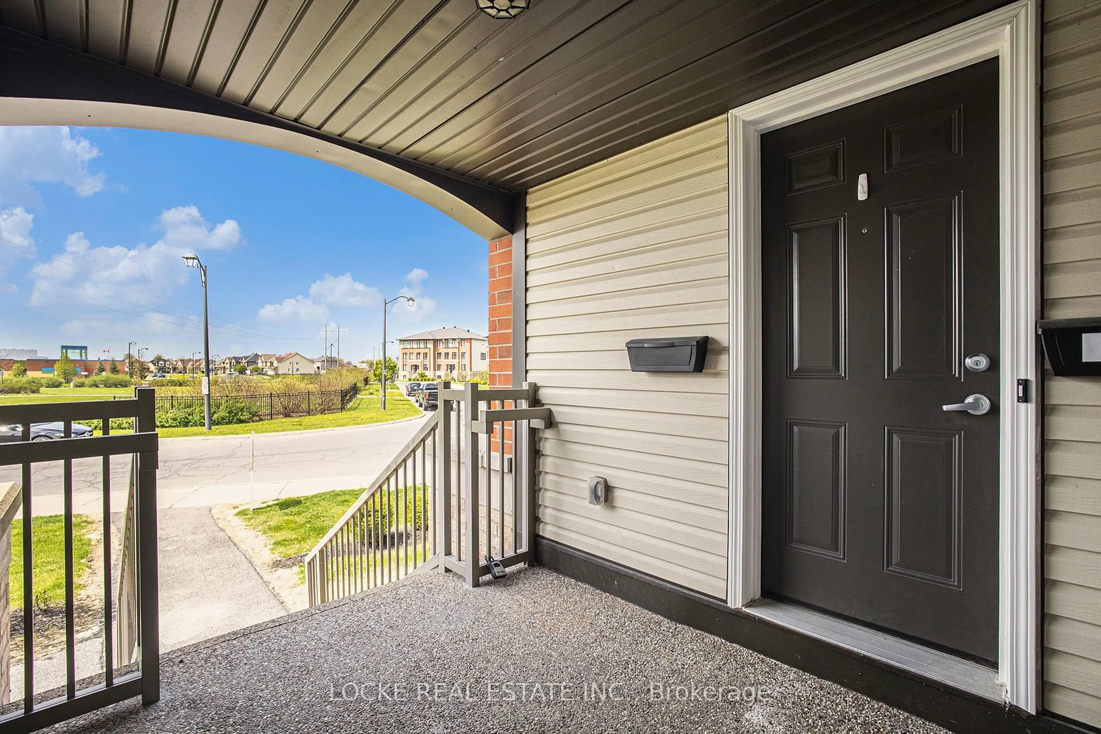 Indoor entryway for 2411 Esprit Dr, Ottawa Ontario K4A 0T4