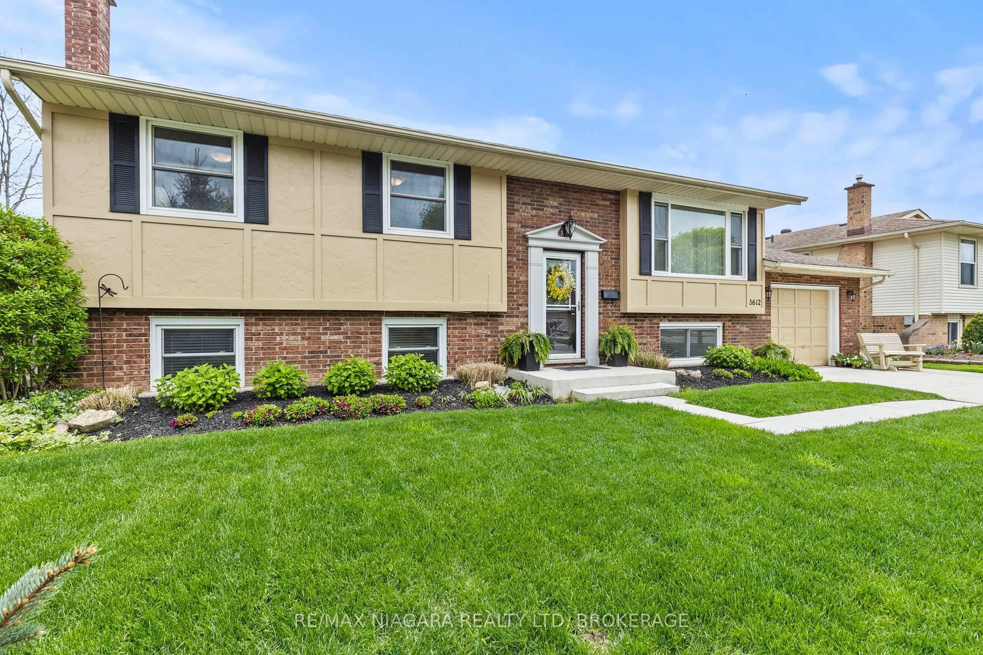 Home with vinyl exterior material, street for 3612 RAPIDSVIEW Dr, Niagara Falls Ontario L2G 6C4