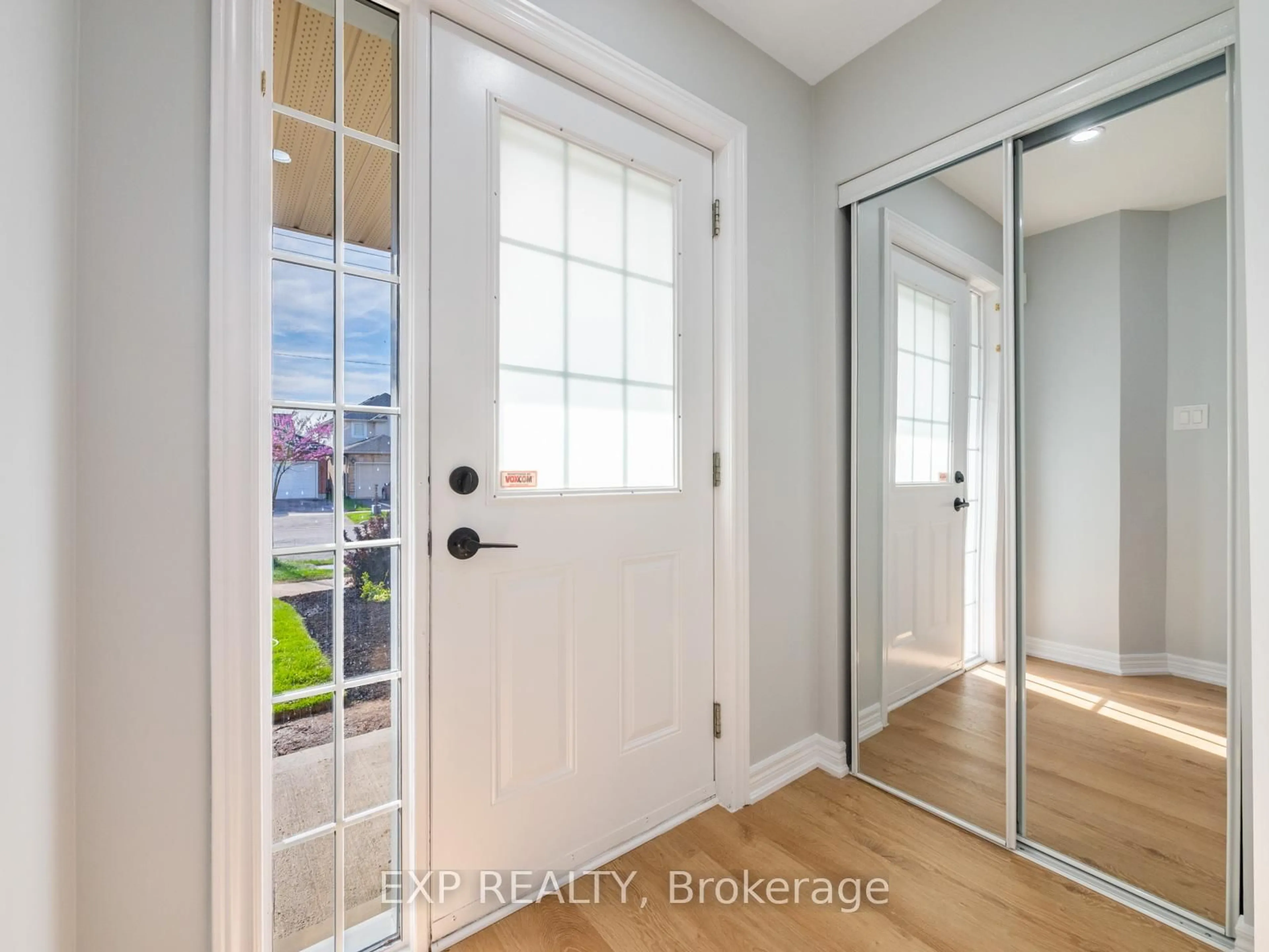 Indoor entryway for 494 Doon Dr, Kitchener Ontario N2P 2Z1