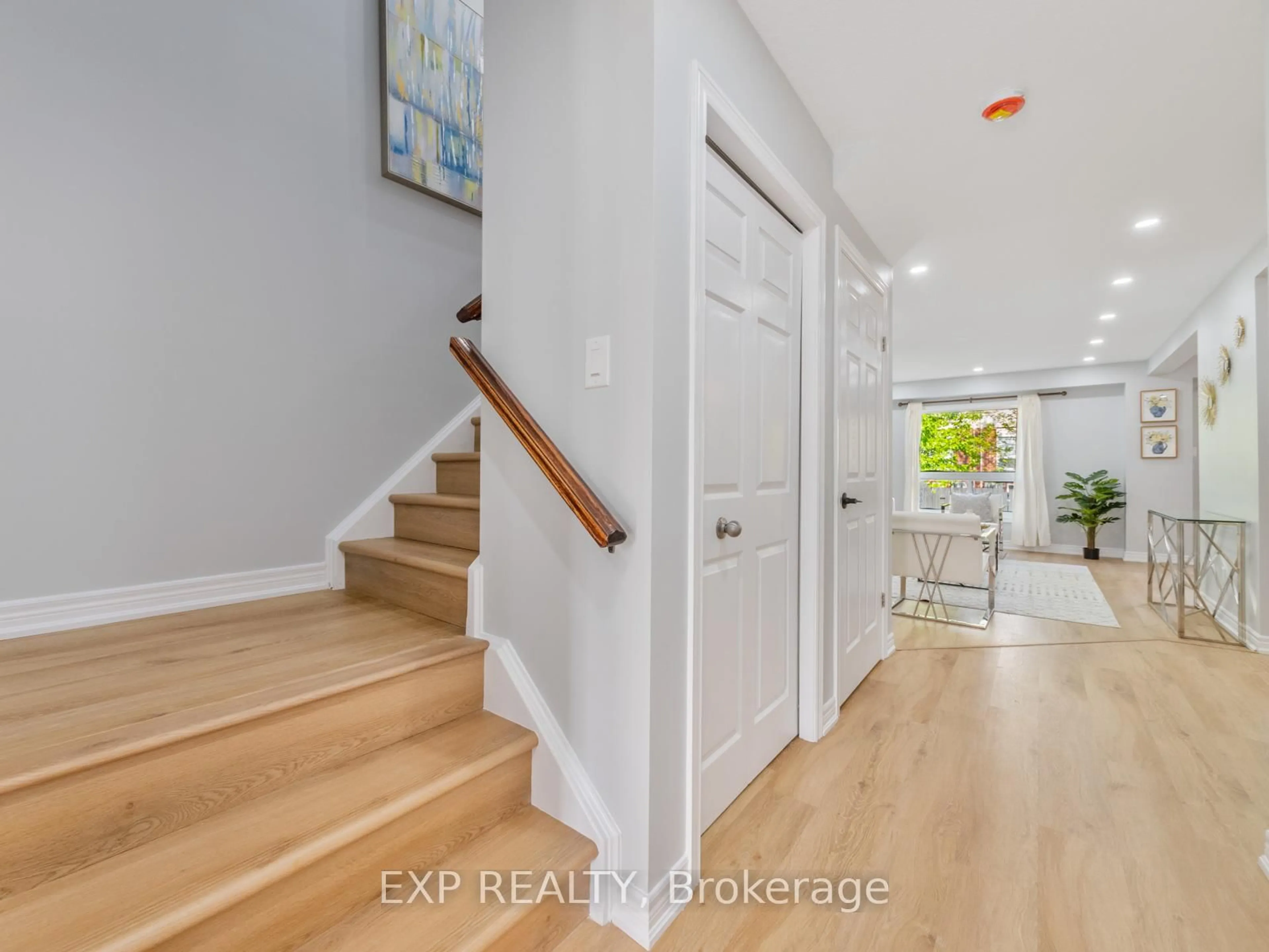 Indoor entryway for 494 Doon Dr, Kitchener Ontario N2P 2Z1
