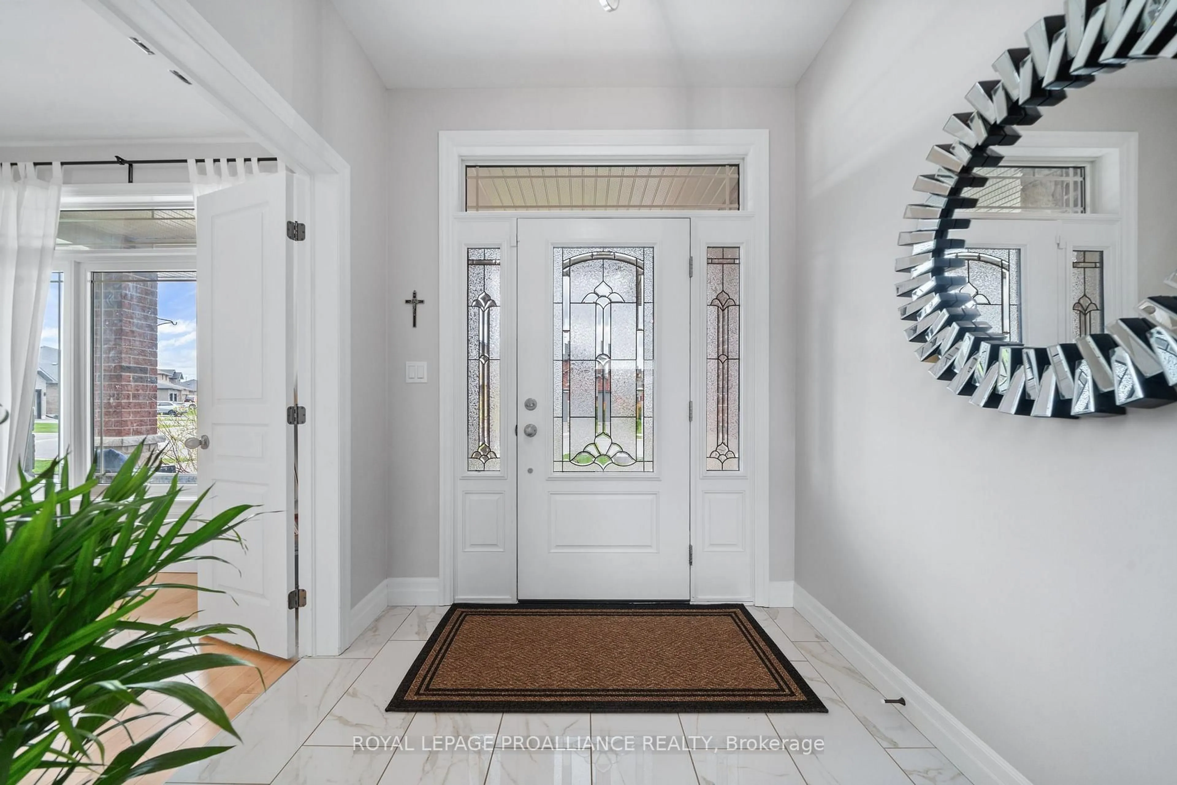 Indoor entryway for 73 Hummingbird Dr, Belleville Ontario K8N 0H2