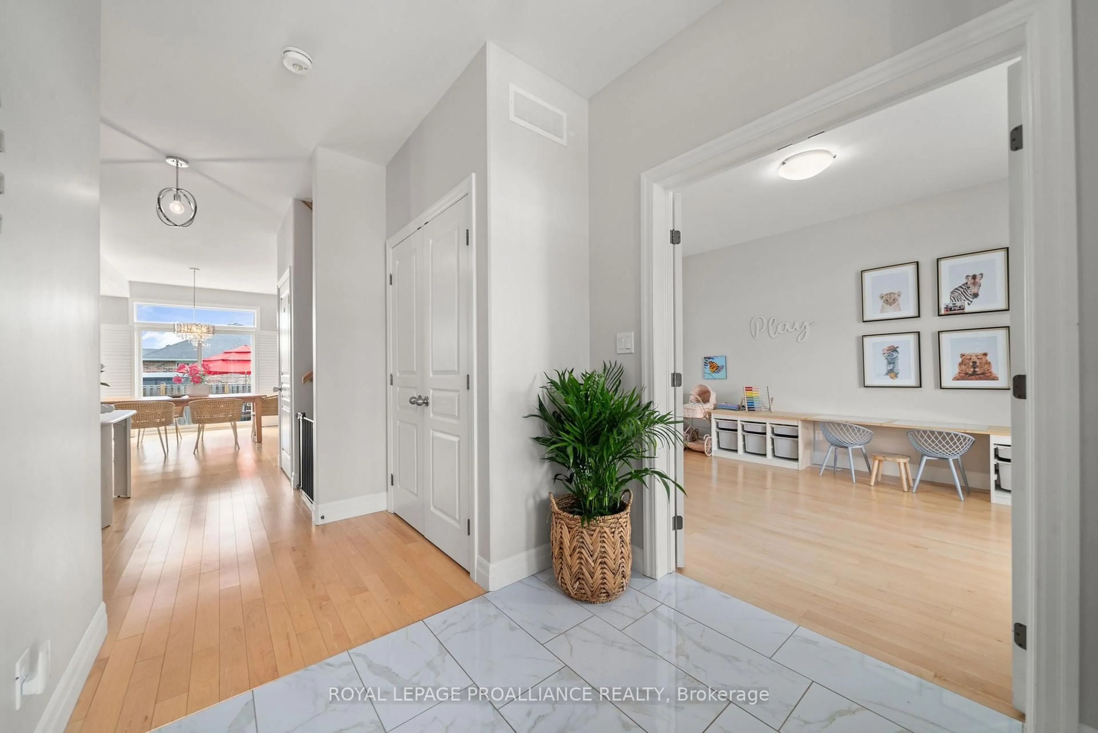 Indoor entryway for 73 Hummingbird Dr, Belleville Ontario K8N 0H2