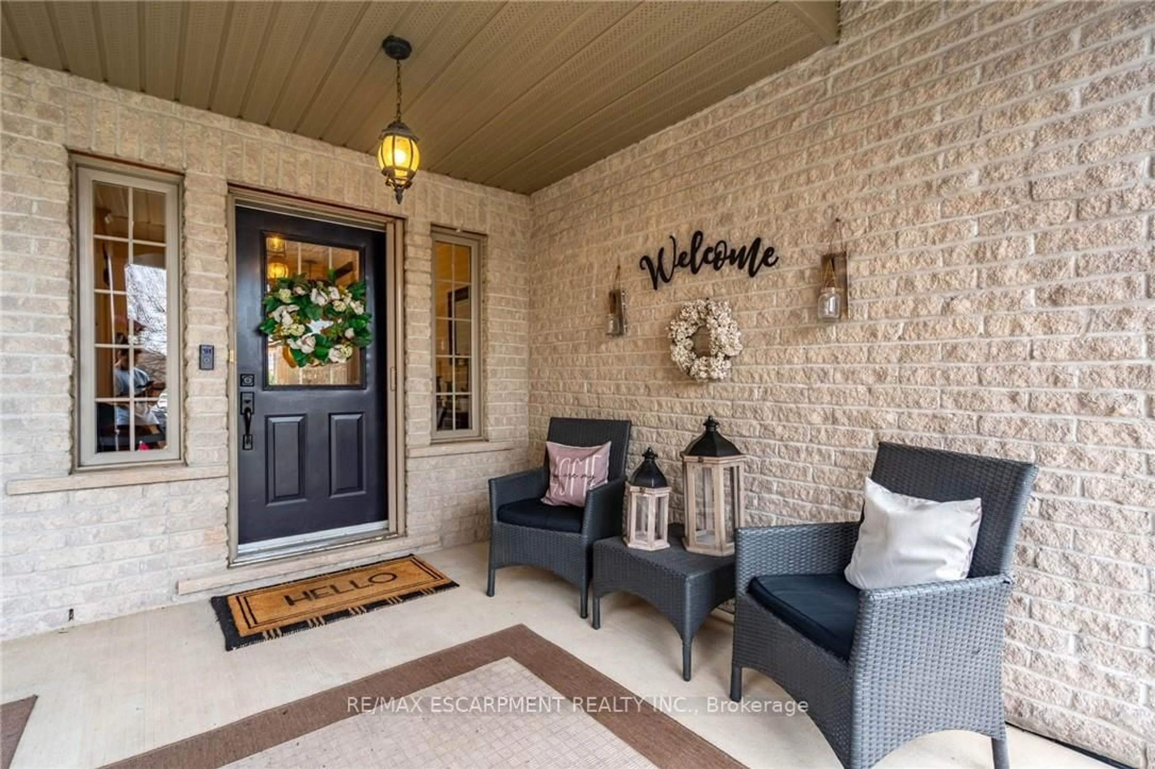 Indoor entryway for 40 COMMANDO Crt, Hamilton Ontario L8B 0J6