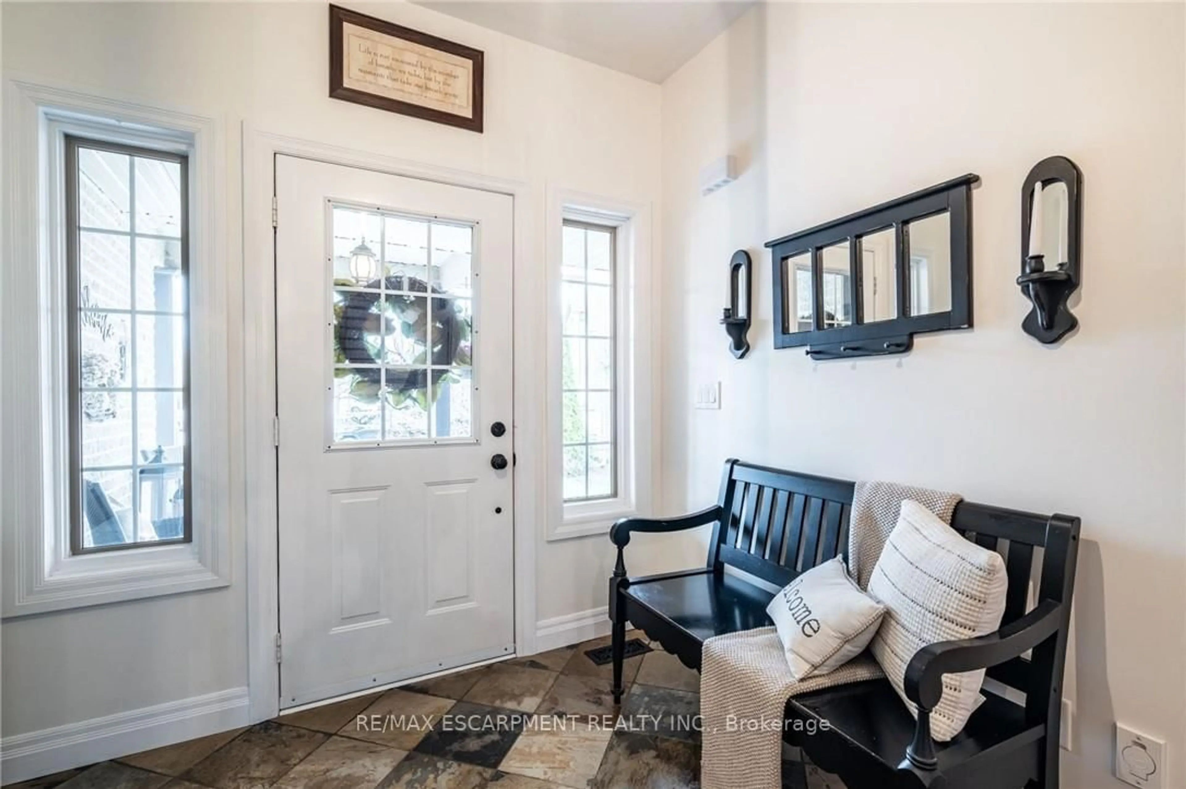 Indoor entryway for 40 COMMANDO Crt, Hamilton Ontario L8B 0J6