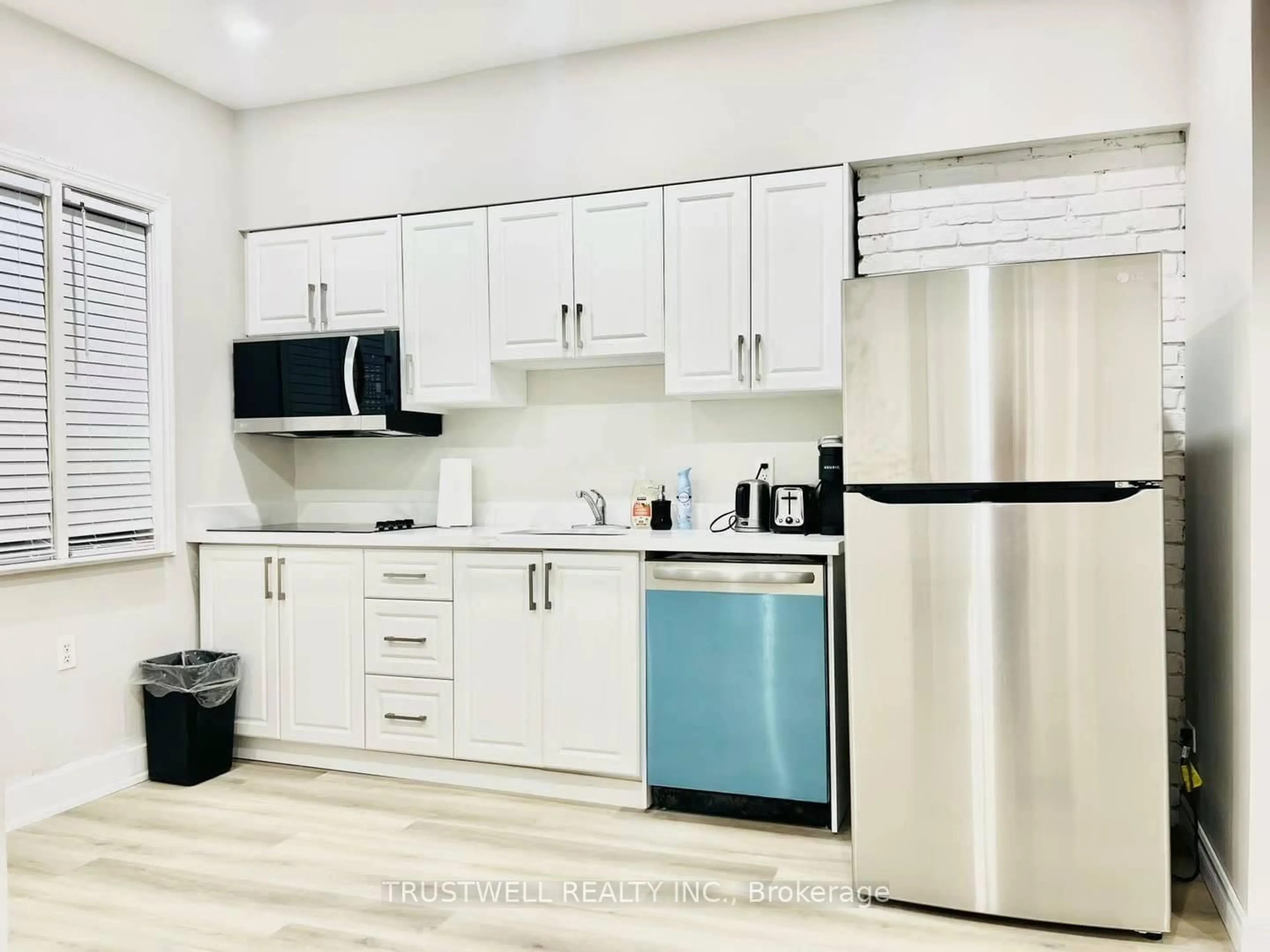 Standard kitchen, unknown for 4440 Huron St, Niagara Falls Ontario L2E 2G9