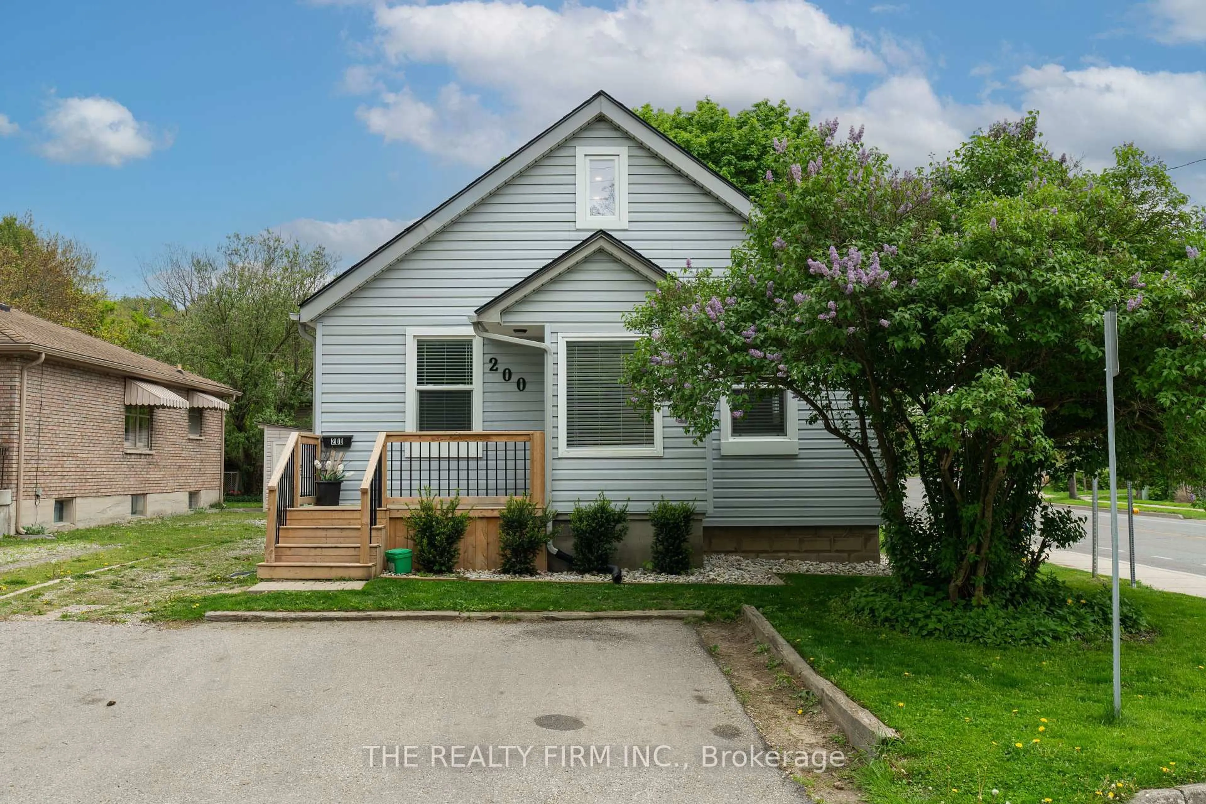 Home with vinyl exterior material, street for 200 Edinburgh St, London North Ontario N6H 1L7
