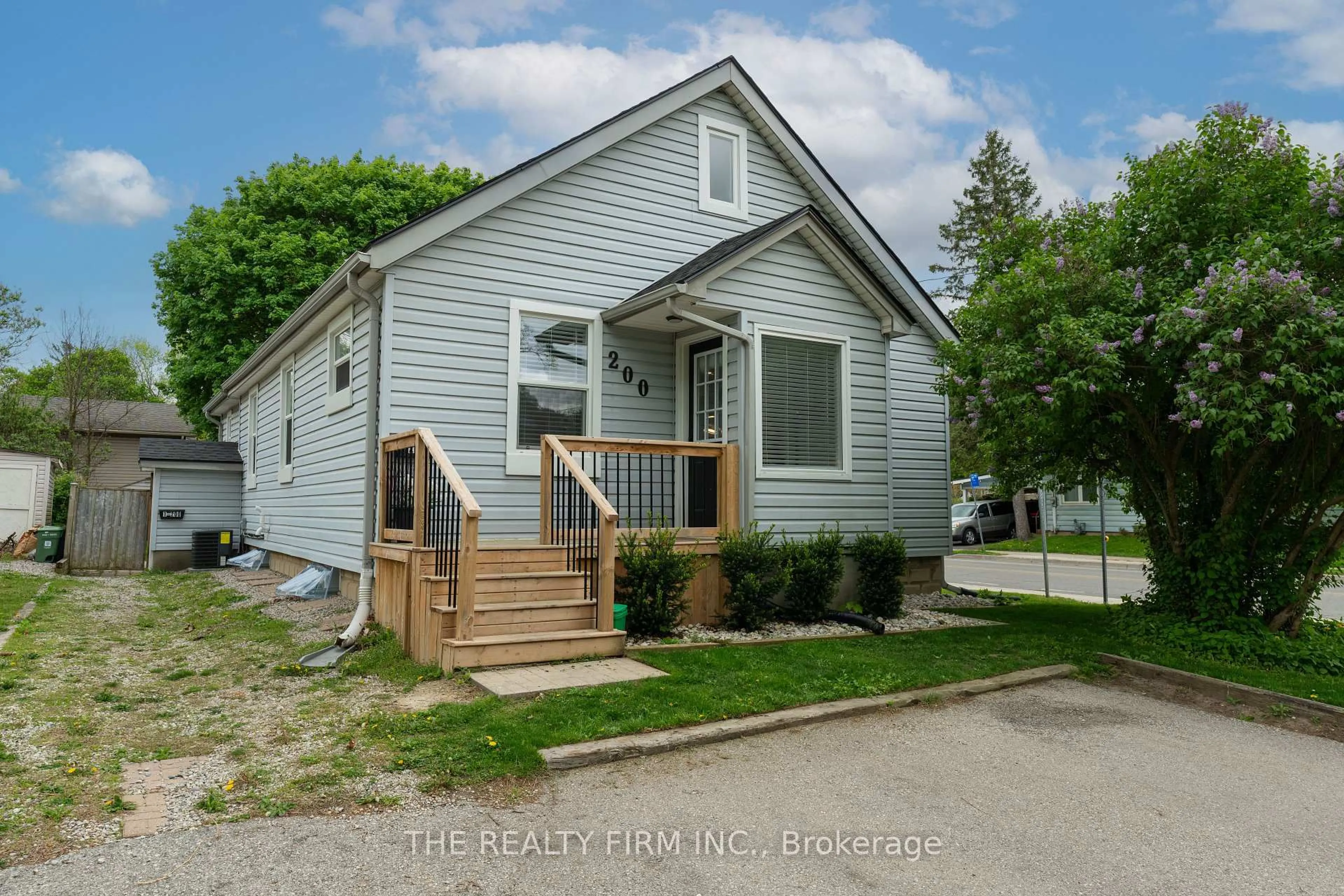 Home with vinyl exterior material, street for 200 Edinburgh St, London North Ontario N6H 1L7