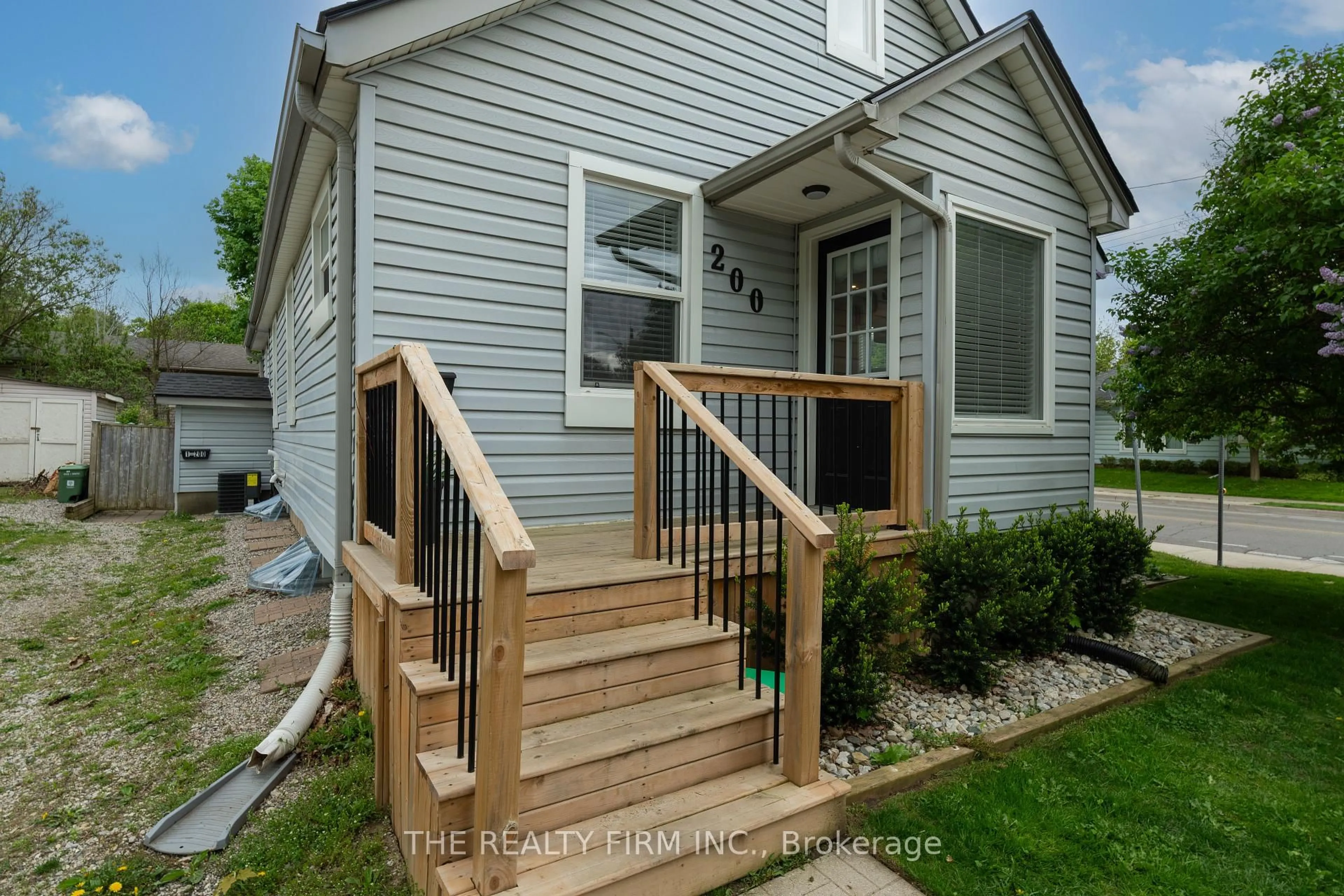 Home with vinyl exterior material, street for 200 Edinburgh St, London North Ontario N6H 1L7