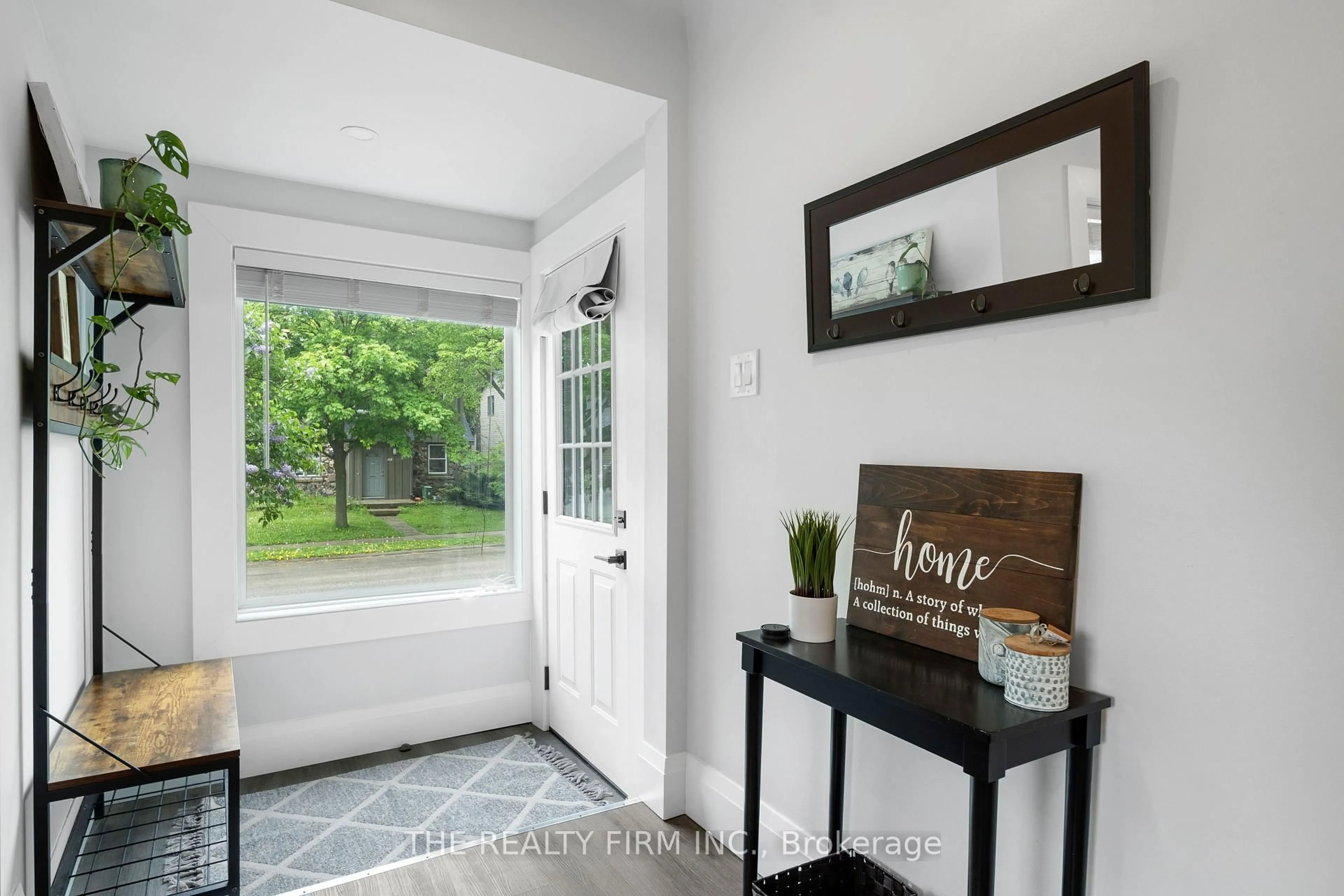 Indoor entryway for 200 Edinburgh St, London North Ontario N6H 1L7
