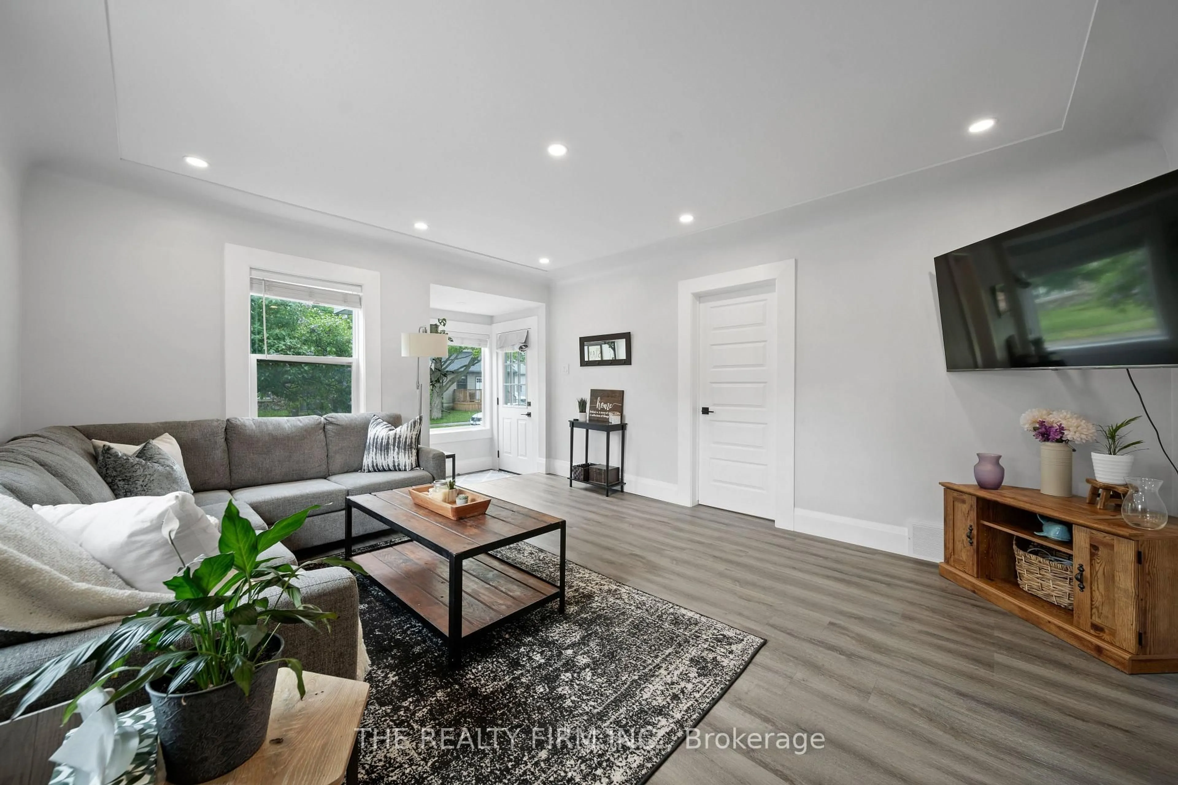 Living room with furniture, wood/laminate floor for 200 Edinburgh St, London North Ontario N6H 1L7