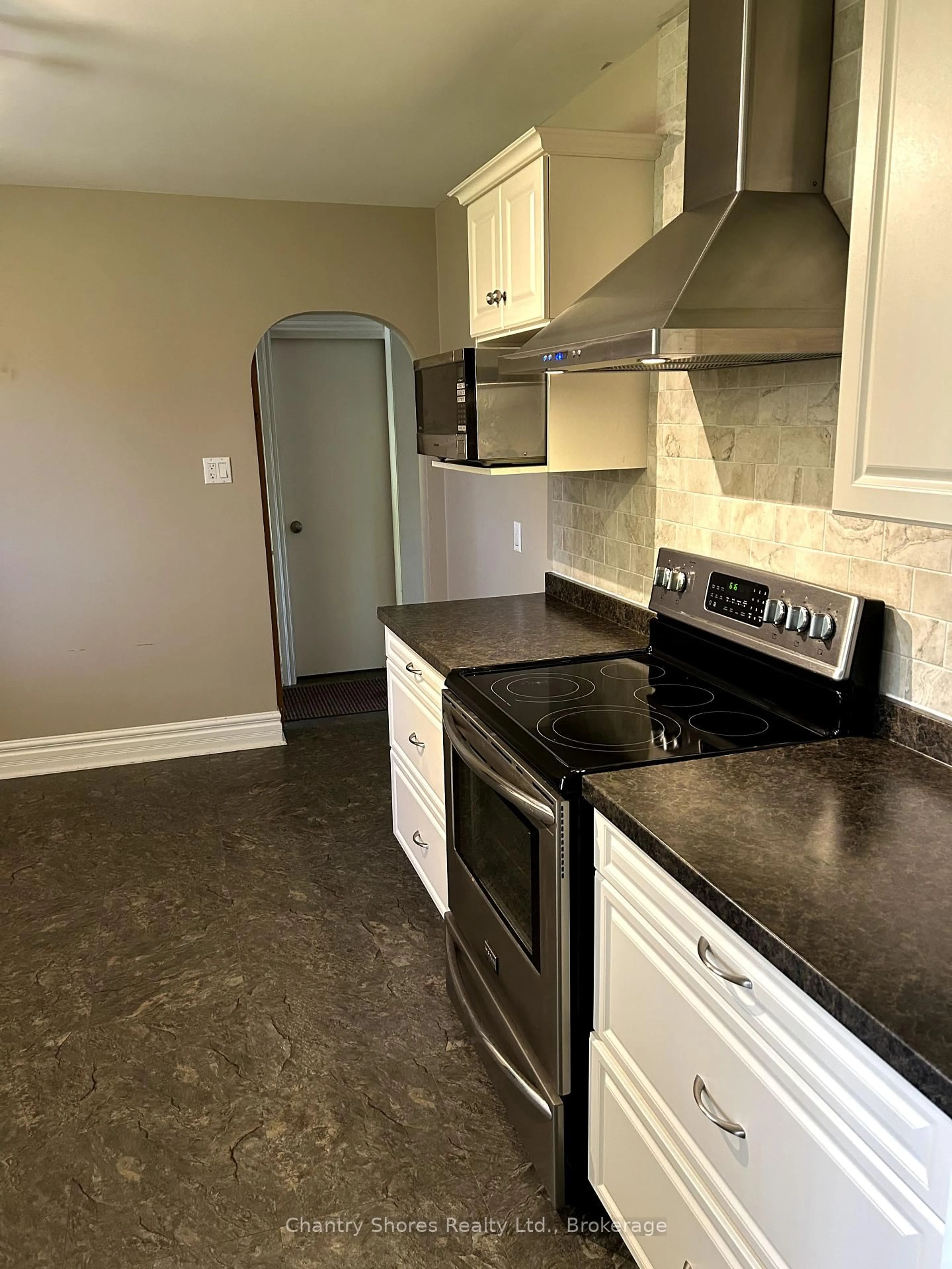 Standard kitchen, ceramic/tile floor for 647 Eugenie St, Saugeen Shores Ontario N0H 2C4