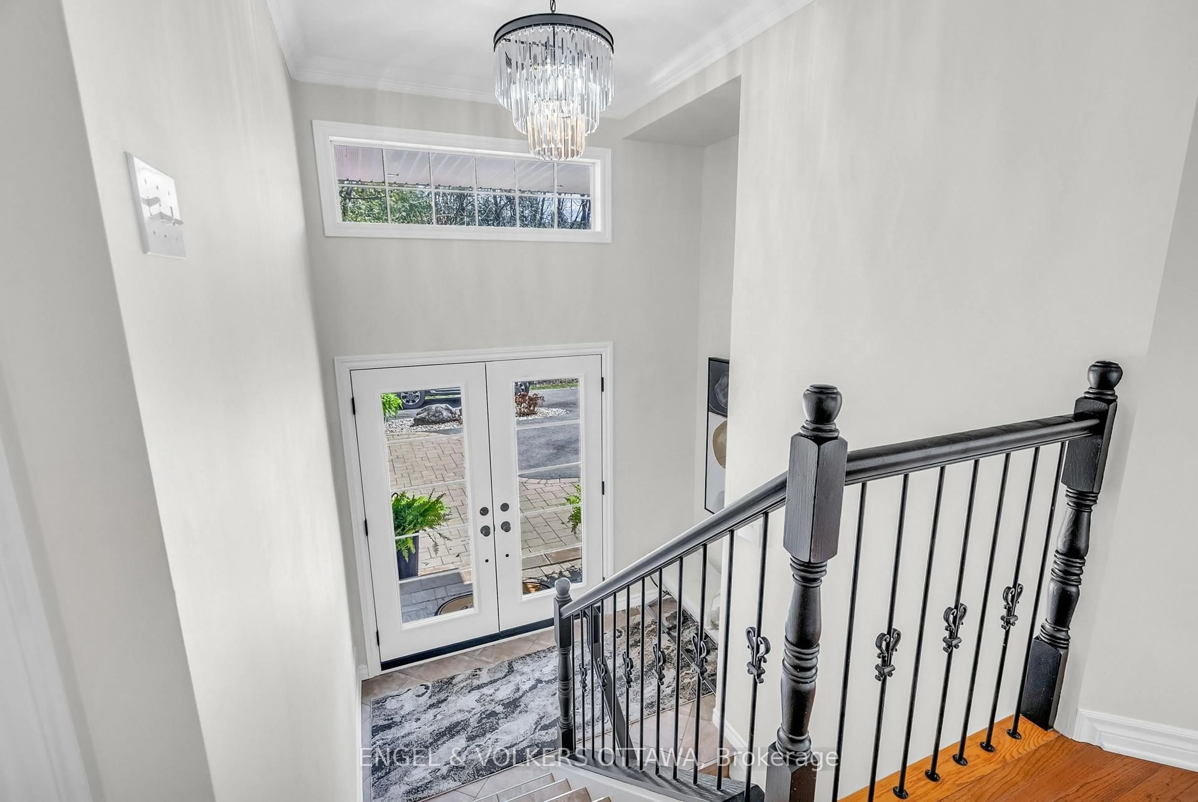 Indoor entryway for 7359 Marcella Dr, Ottawa Ontario K4P 1P7