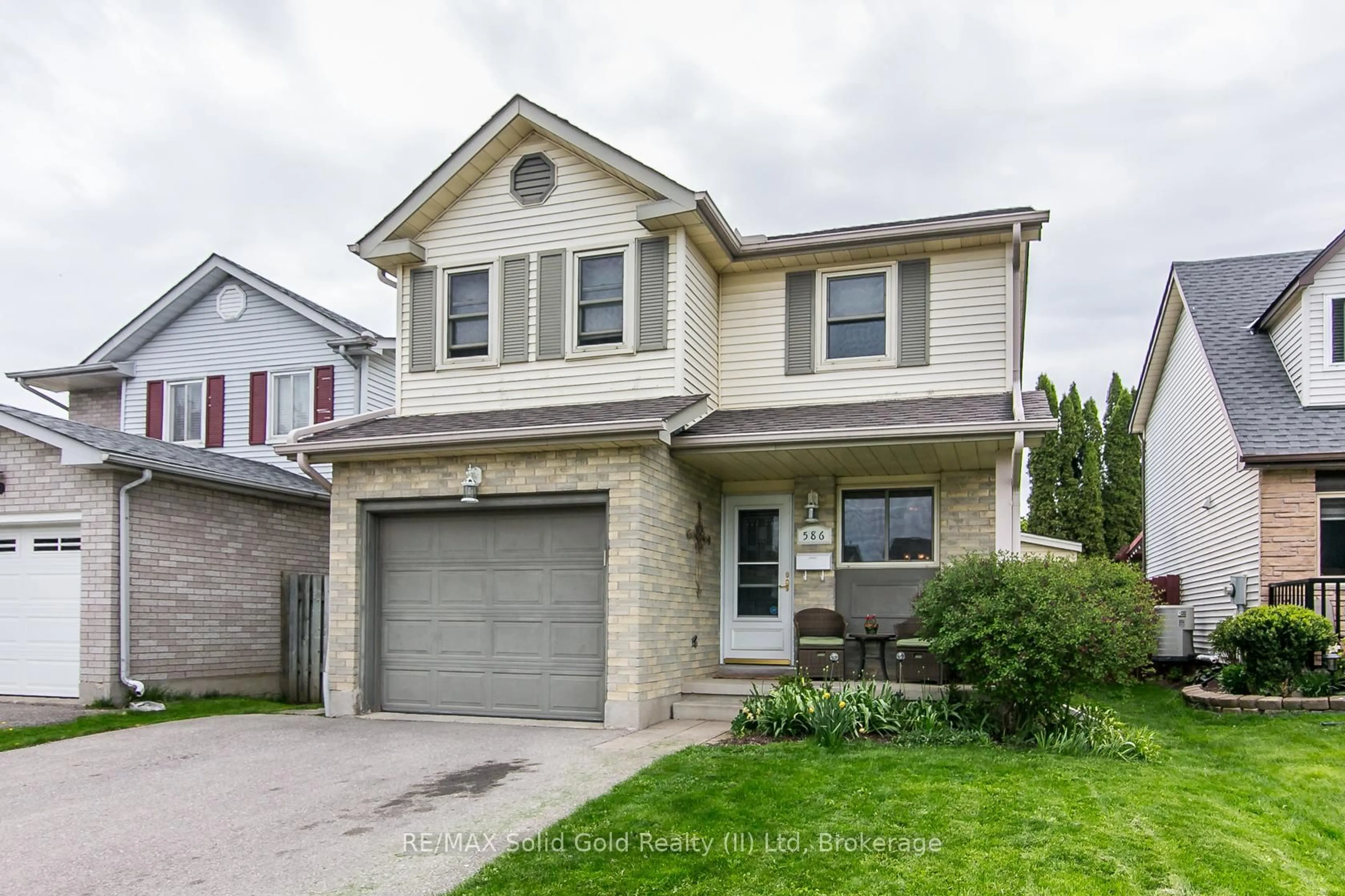 Home with vinyl exterior material, street for 586 Drummerhill Cres, Waterloo Ontario N2T 1G4