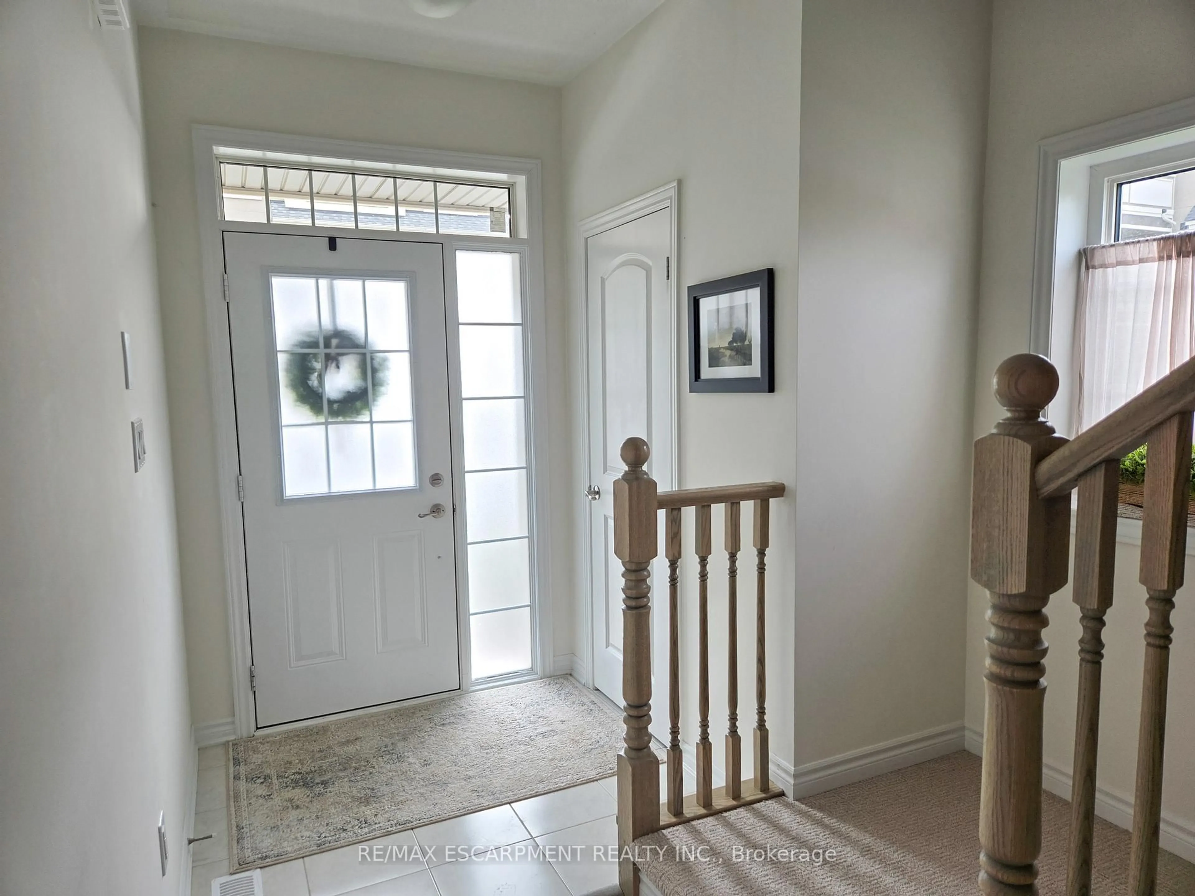 Indoor entryway for 305 Garner Rd #118, Hamilton Ontario L9G 3K9