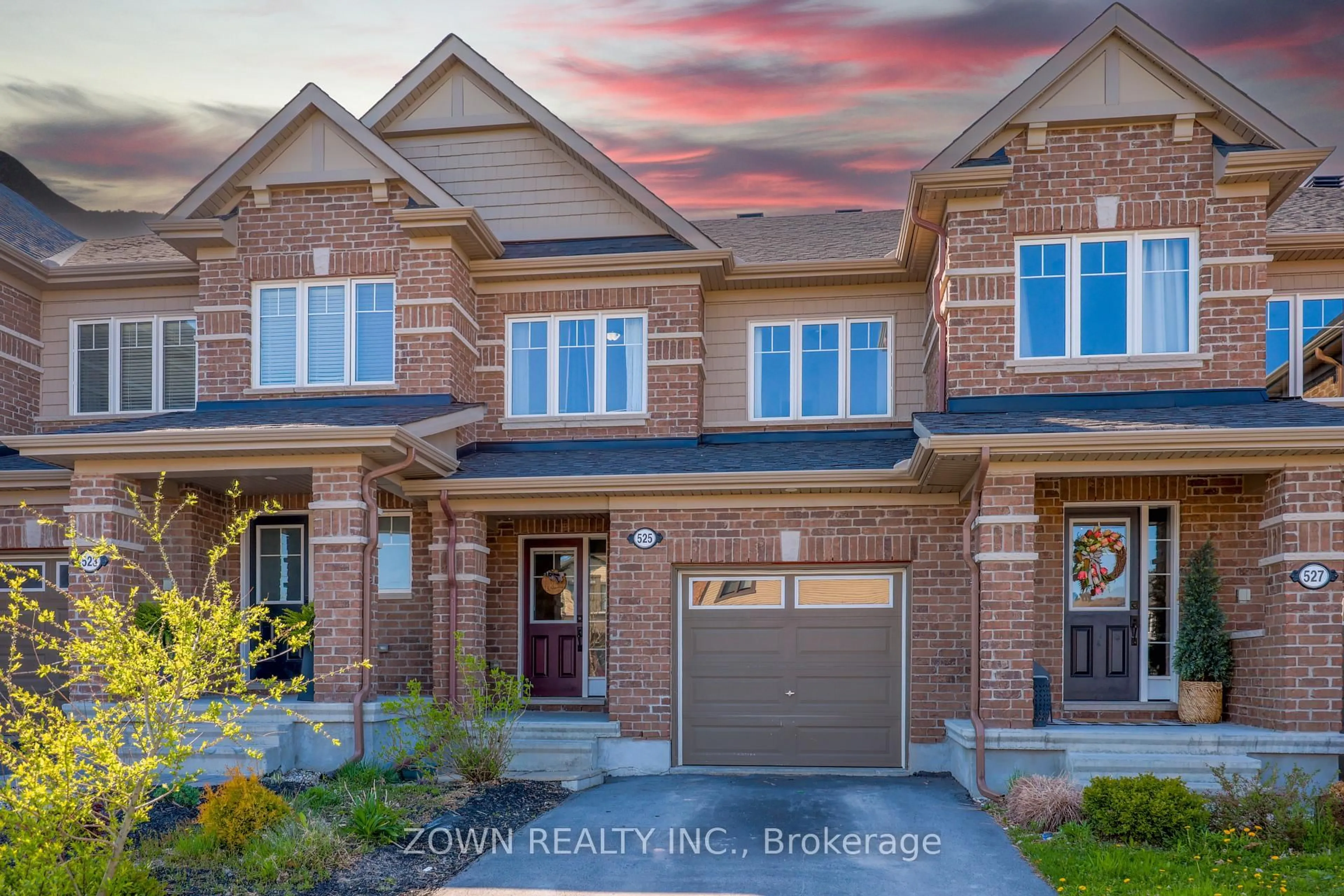 Home with brick exterior material, street for 525 PARADE Dr, Ottawa Ontario K2S 0X8