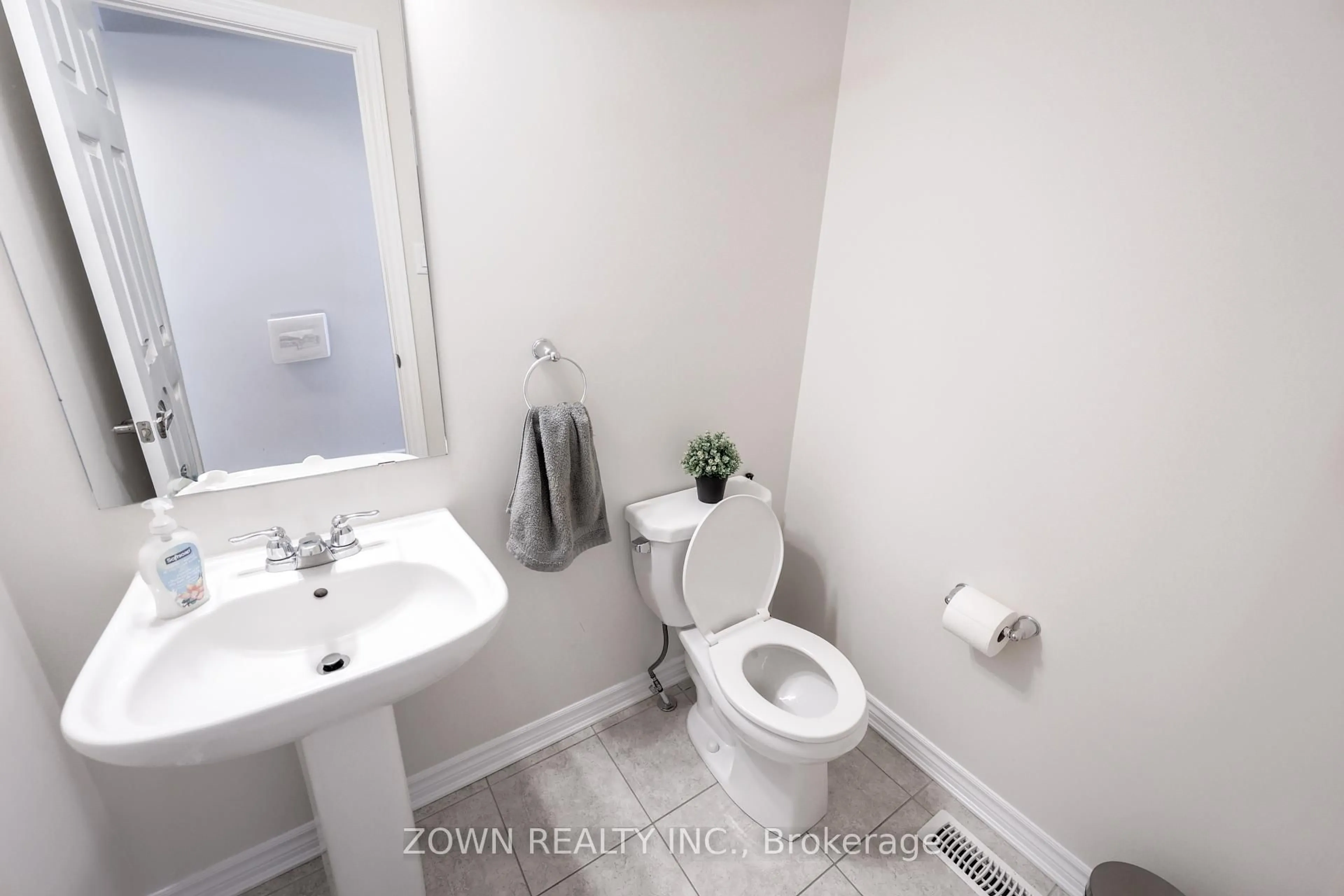 Standard bathroom, floor is not visible for 525 PARADE Dr, Ottawa Ontario K2S 0X8