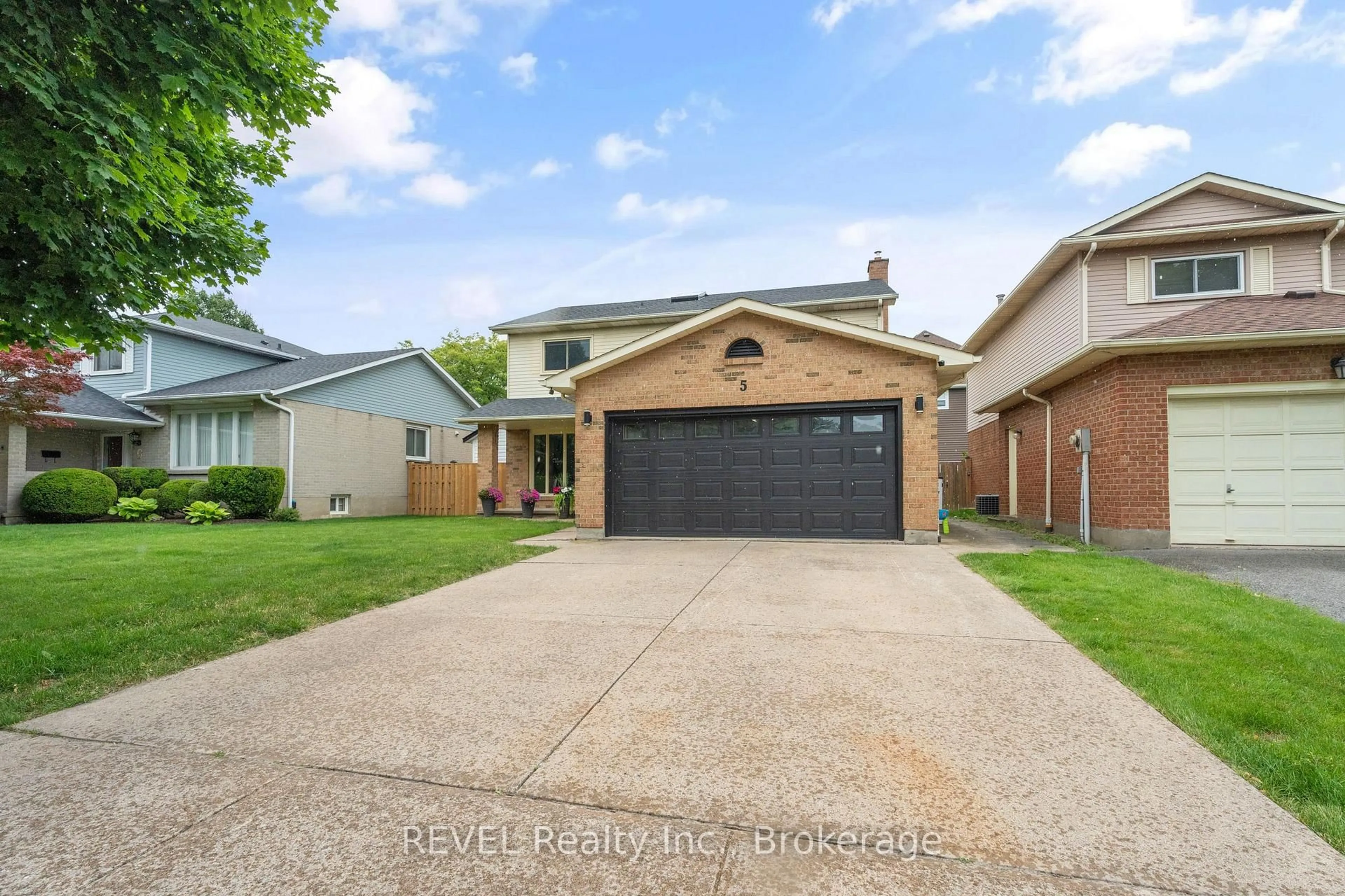 Home with brick exterior material, street for 5 Elderwood Dr, St. Catharines Ontario L2S 3E7