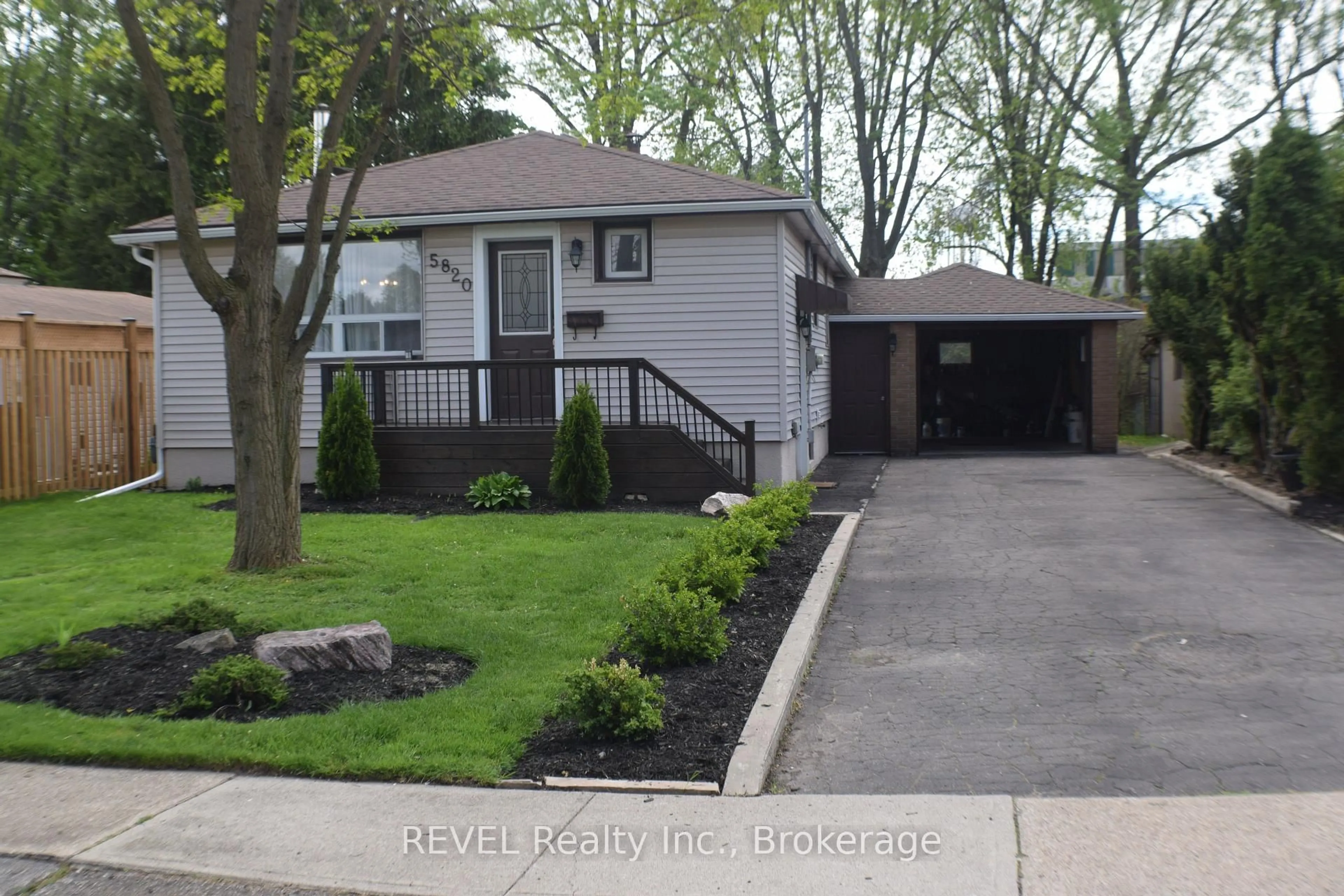 Home with vinyl exterior material, street for 5820 Keith St, Niagara Falls Ontario L2J 1J9