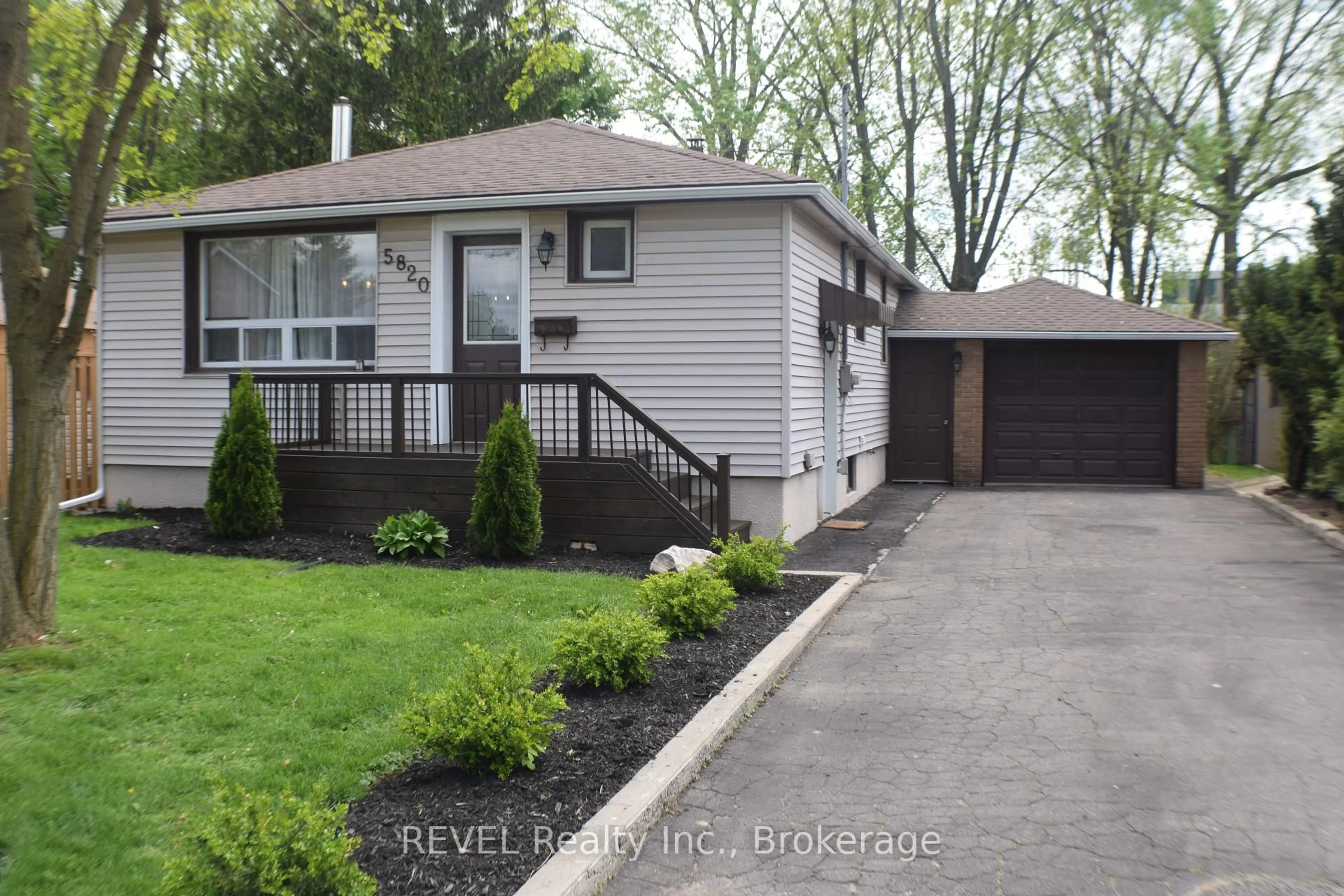Home with vinyl exterior material, street for 5820 Keith St, Niagara Falls Ontario L2J 1J9