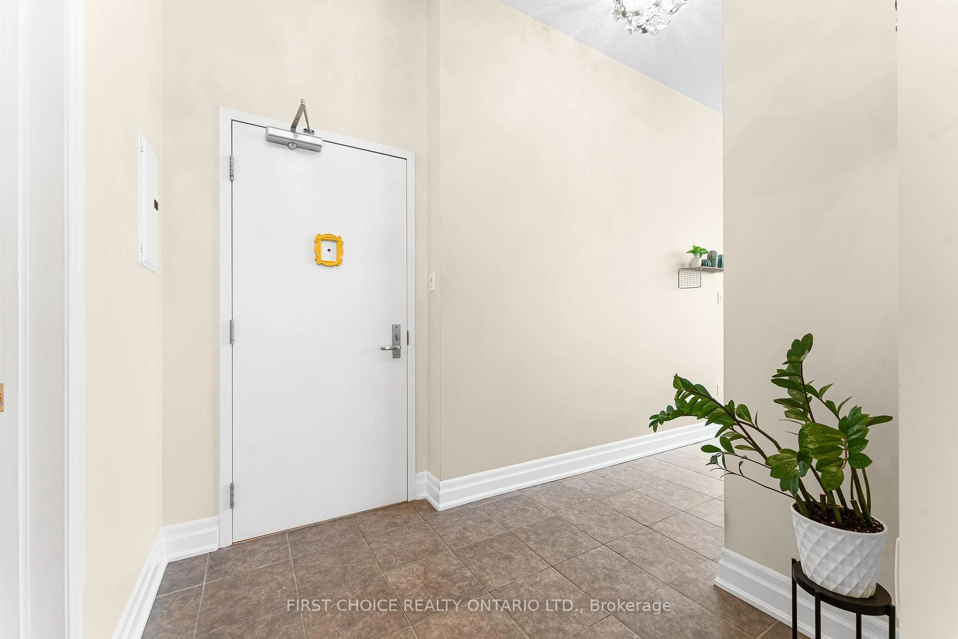 Indoor foyer for 90 Landry St #102, Ottawa Ontario K1L 0A9