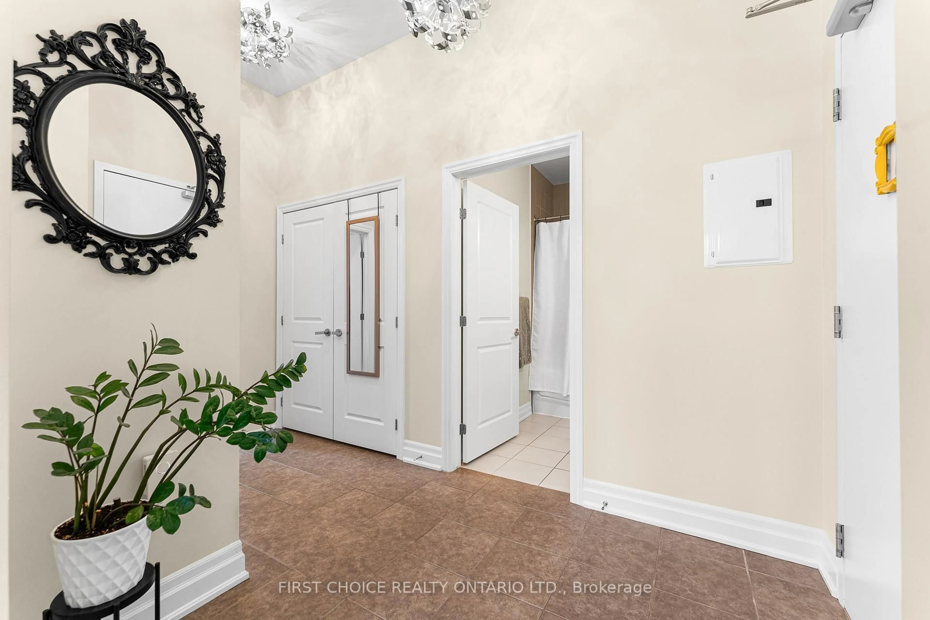 Indoor entryway for 90 Landry St #102, Ottawa Ontario K1L 0A9