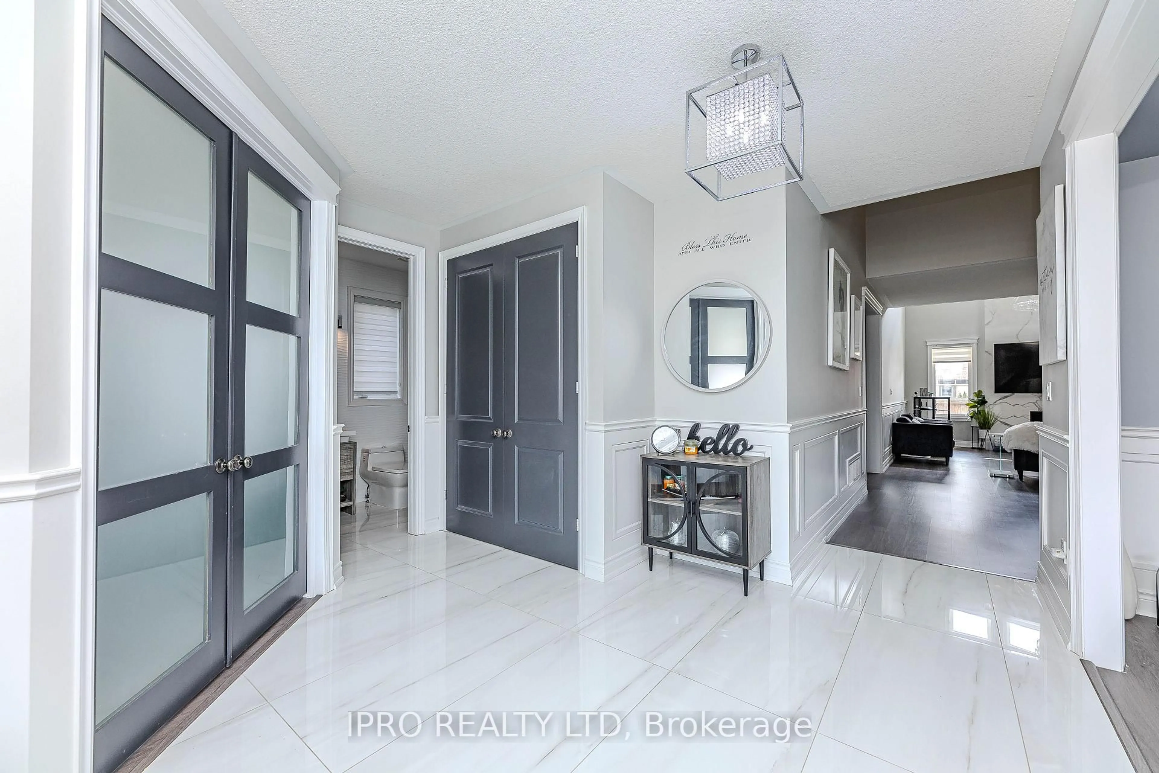 Indoor entryway for 22 Stonegate Ave, Mono Ontario L9W 6X1
