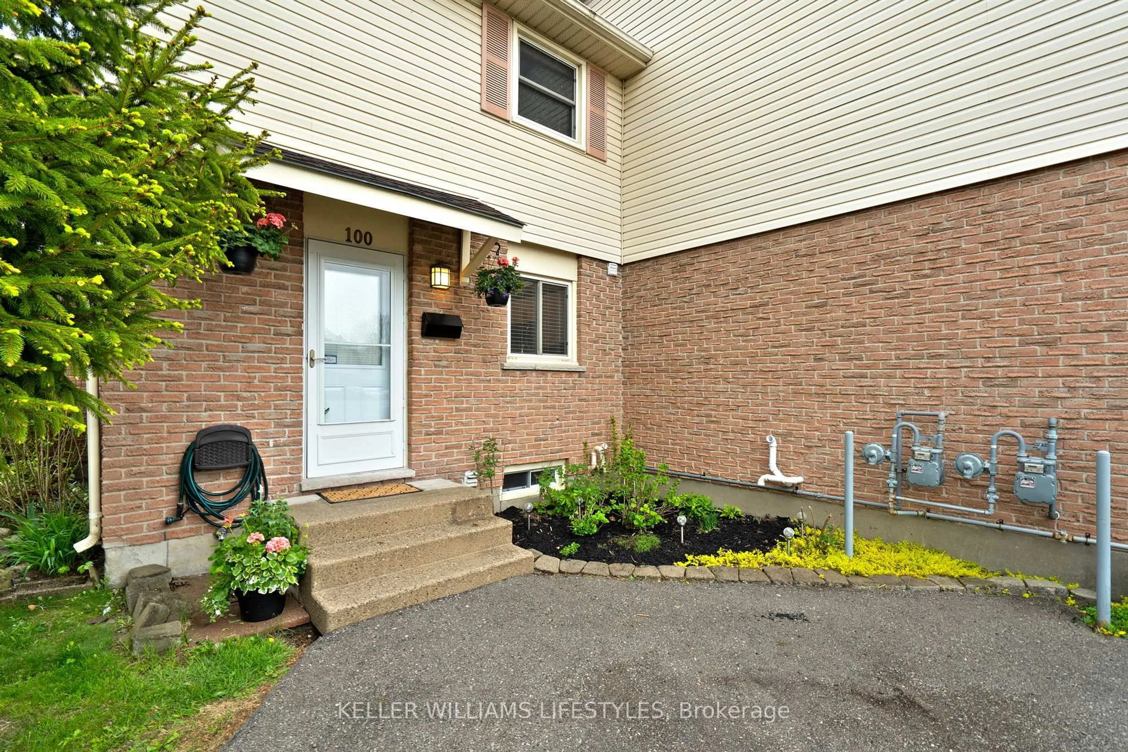 Indoor entryway for 230 Clarke Rd #100, London East Ontario N5W 5P5