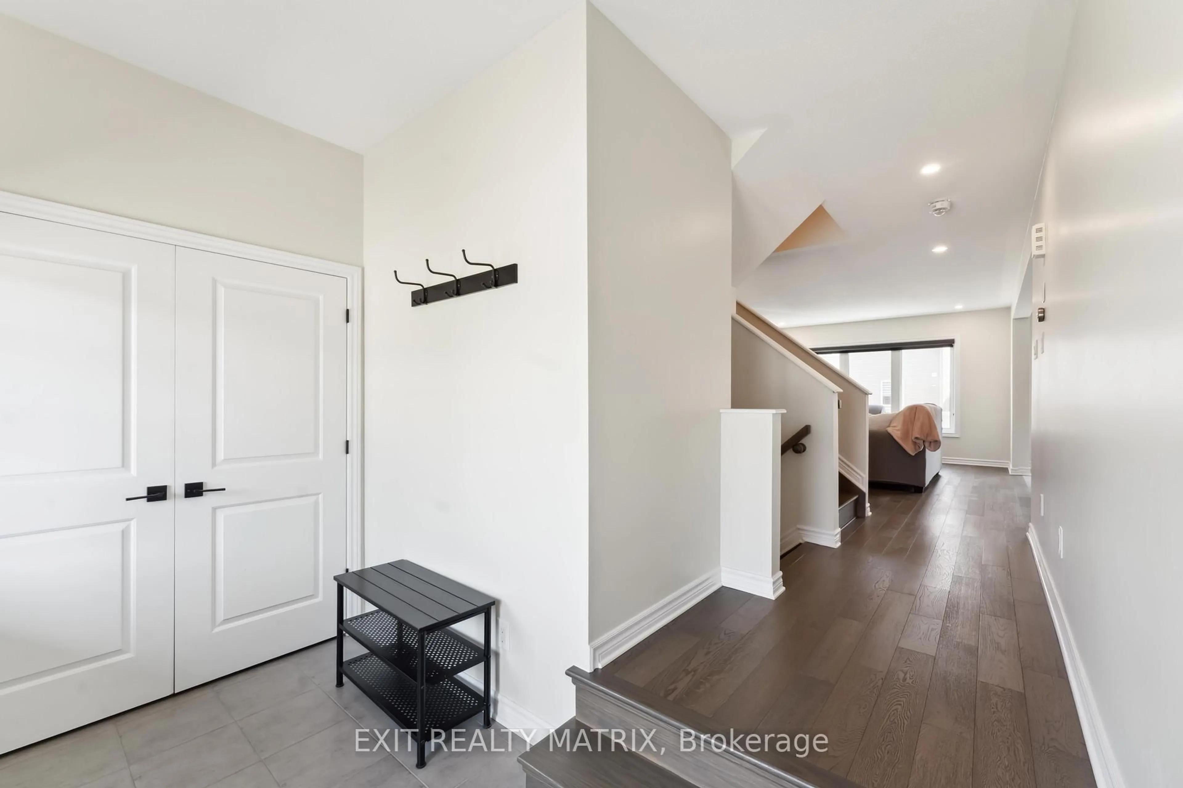 Indoor entryway for 692 Decoeur Dr, Orleans Ontario K4A 1H1