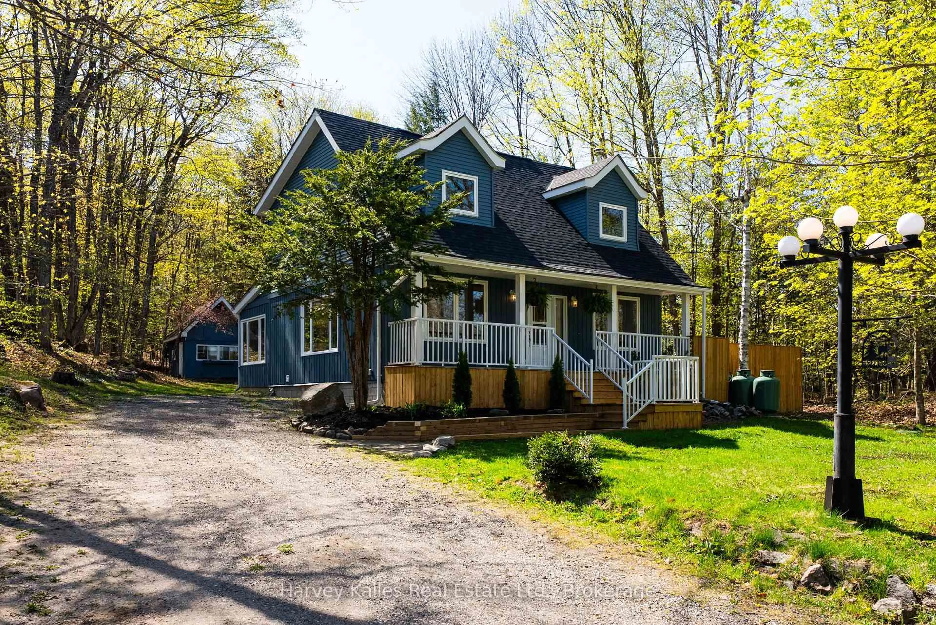 Home with vinyl exterior material, street for 21 Todholm Dr, Muskoka Lakes Ontario P0B 1J0