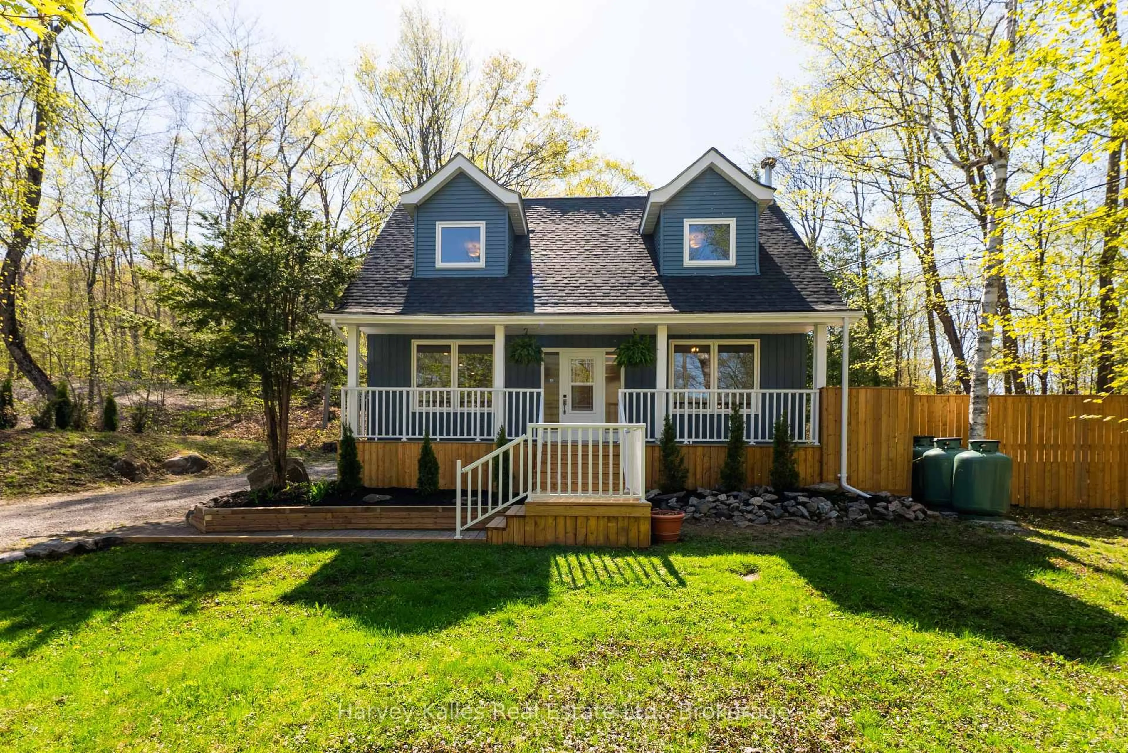 Home with vinyl exterior material, street for 21 Todholm Dr, Muskoka Lakes Ontario P0B 1J0
