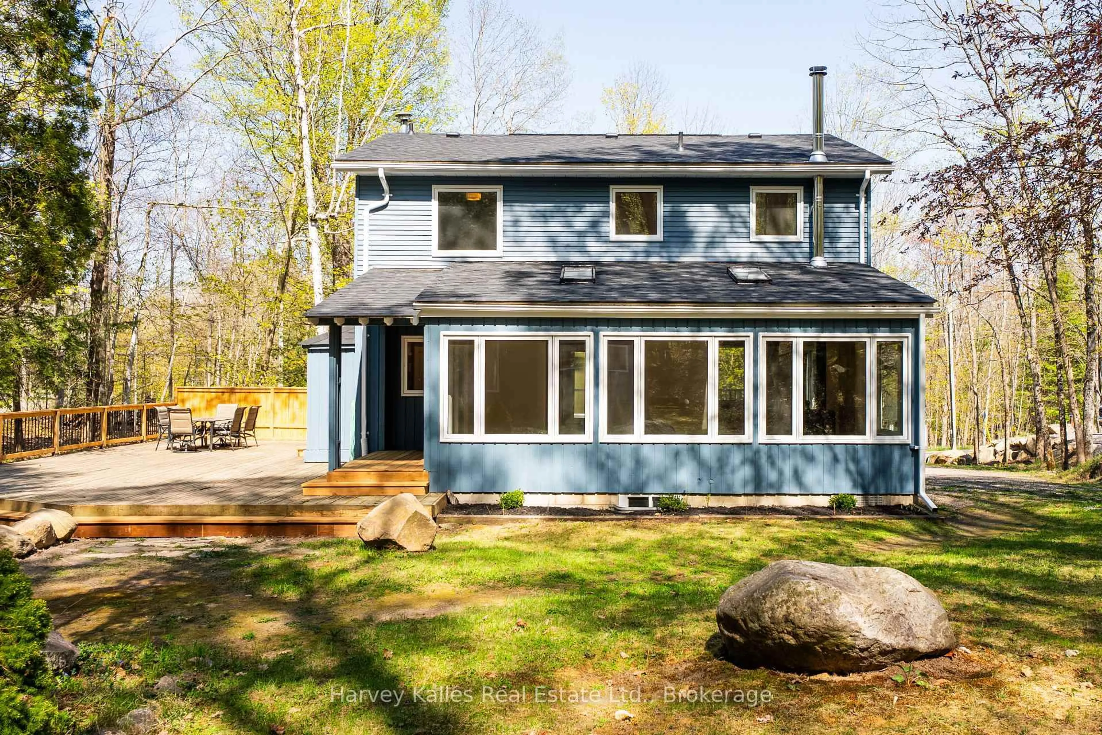 Home with vinyl exterior material, unknown for 21 Todholm Dr, Muskoka Lakes Ontario P0B 1J0