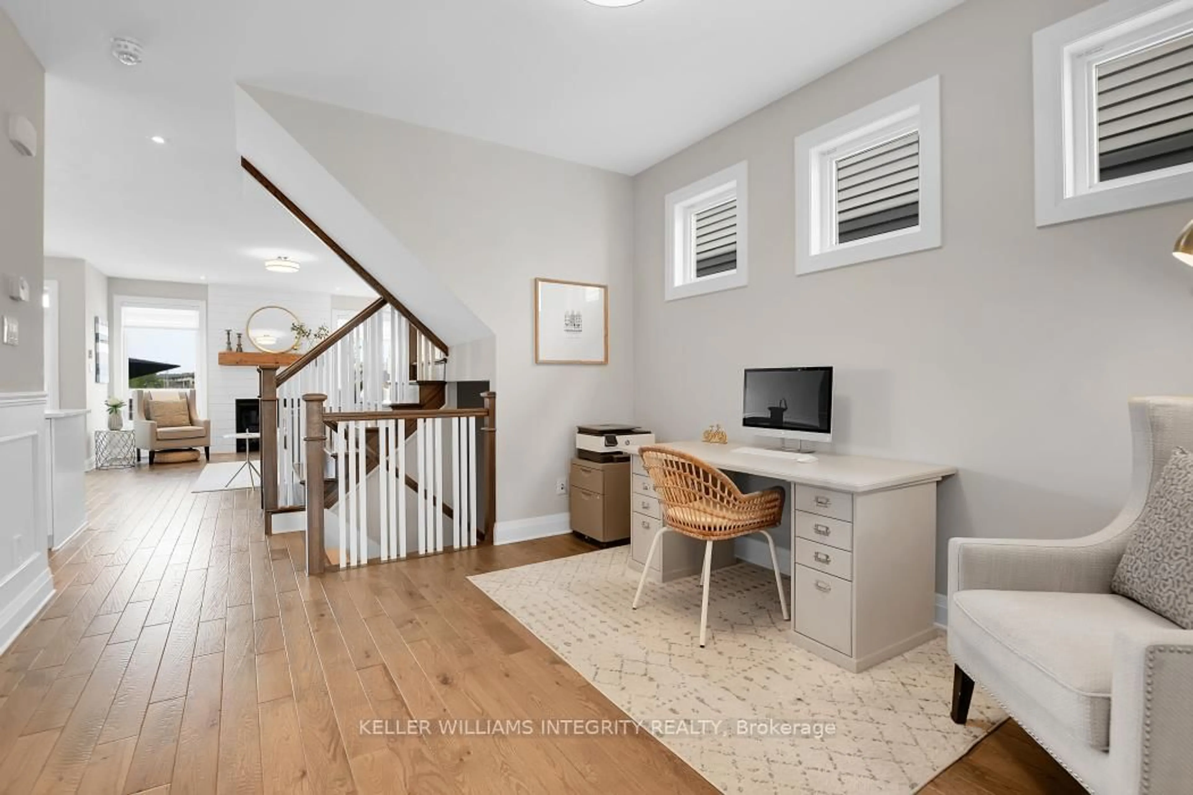 Indoor entryway for 828 Carnelian Cres, Ottawa Ontario K1X 0A7