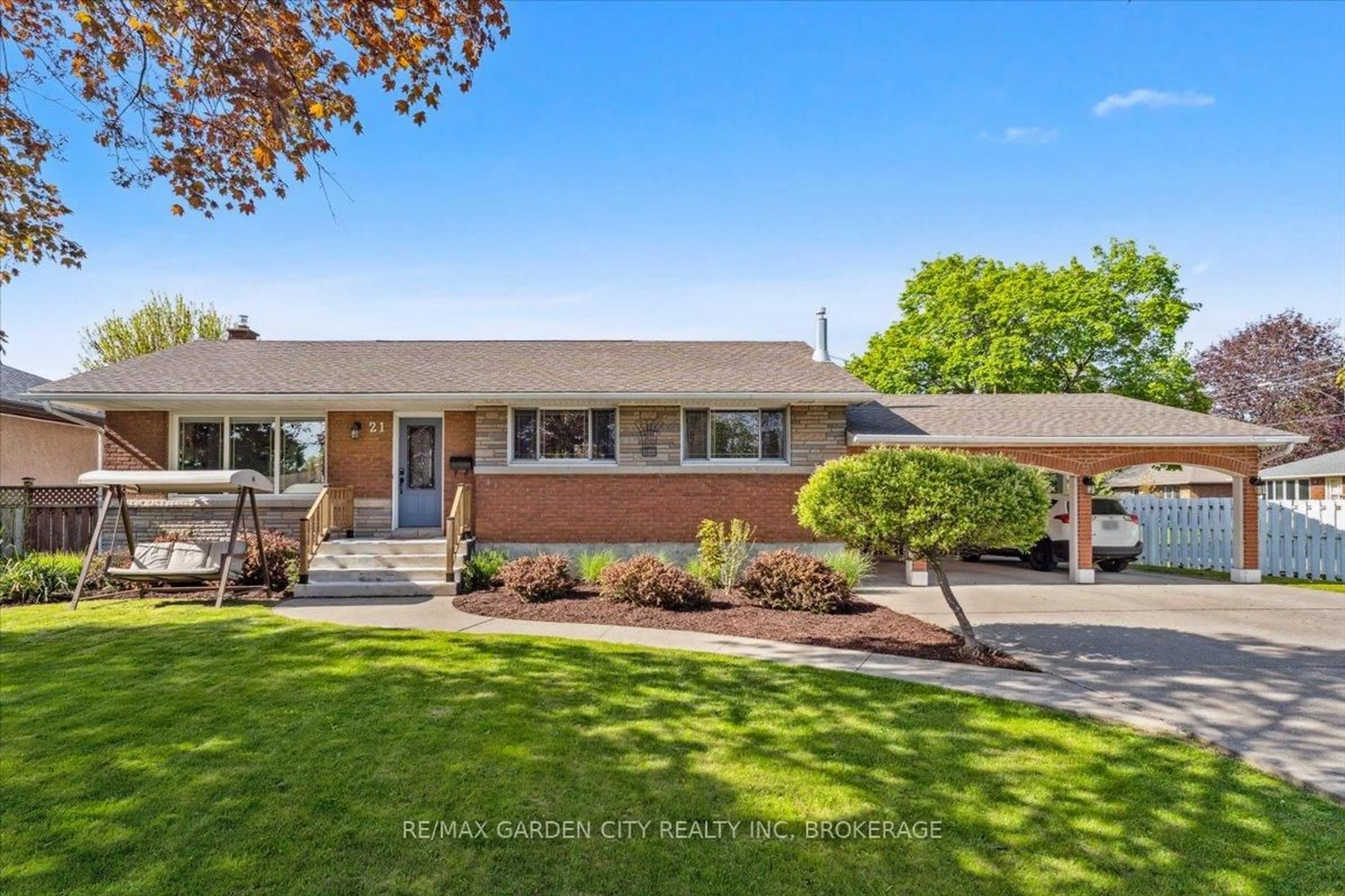 Home with brick exterior material, street for 21 Kilbourne Cres, St. Catharines Ontario L2M 3E3