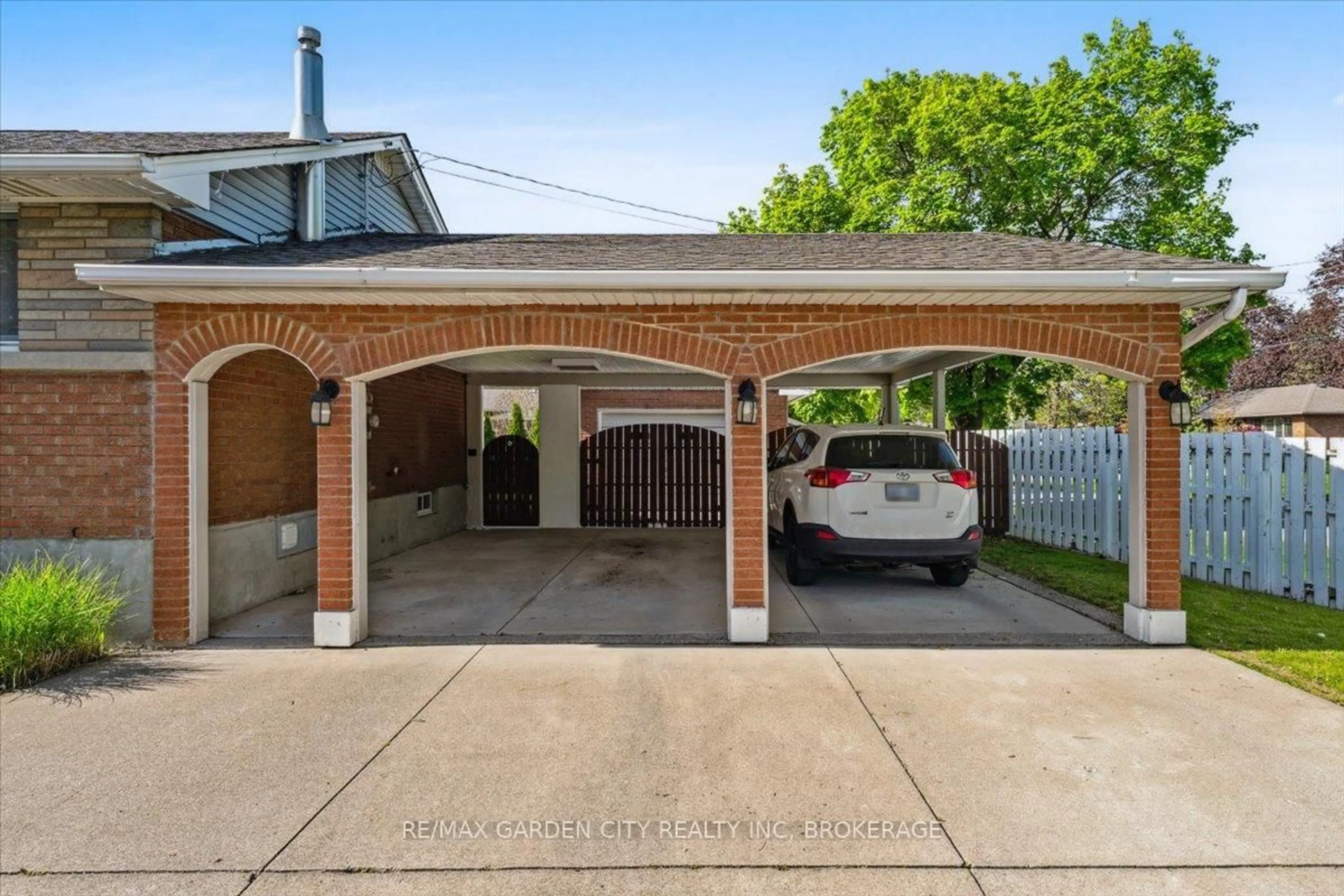 Unknown for 21 Kilbourne Cres, St. Catharines Ontario L2M 3E3