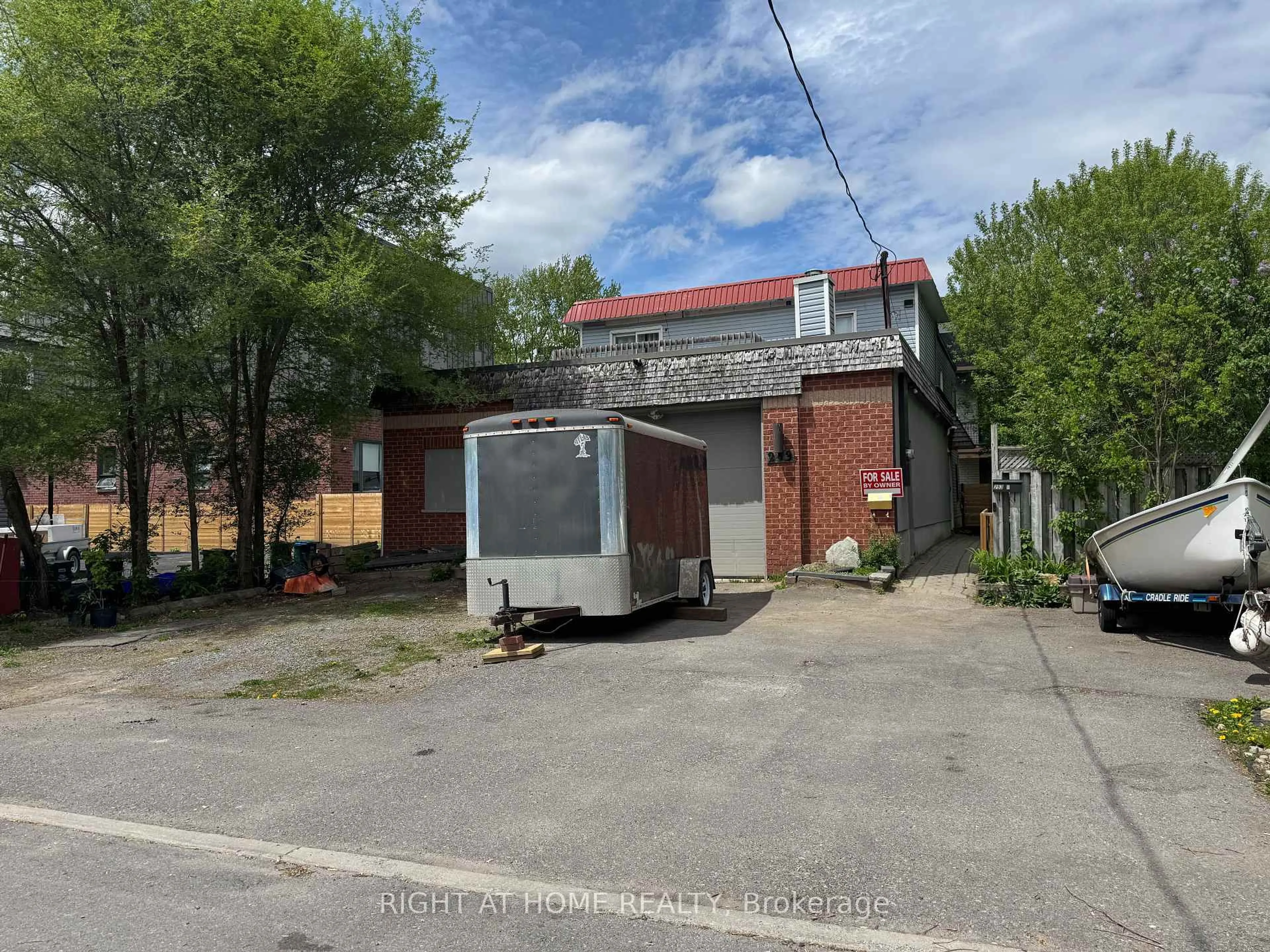 A pic from outside/outdoor area/front of a property/back of a property/a pic from drone, street for 253 Frechette St, Ottawa Ontario K1L 7T3