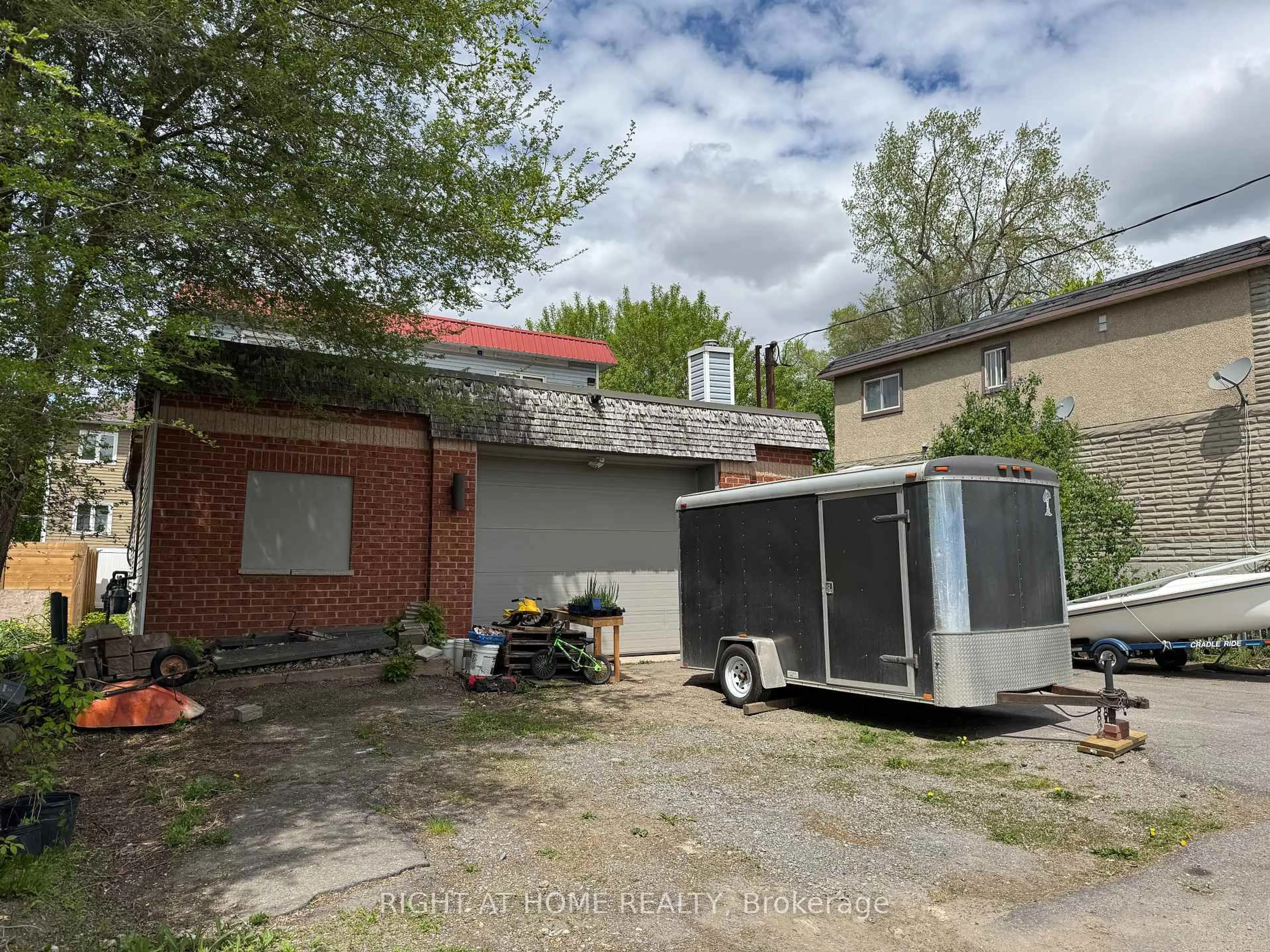 A pic from outside/outdoor area/front of a property/back of a property/a pic from drone, street for 253 Frechette St, Ottawa Ontario K1L 7T3