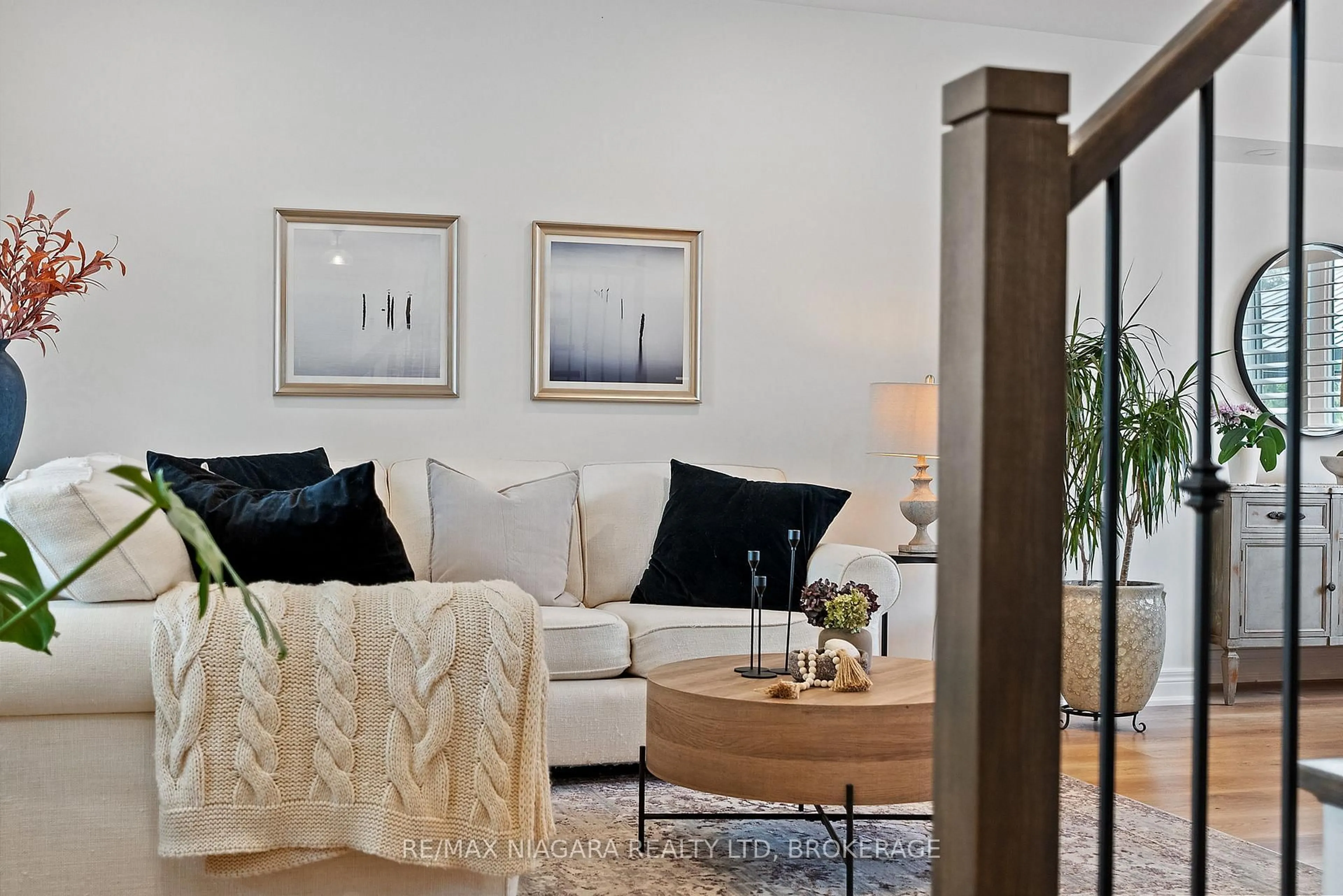 Living room with furniture, unknown for 4439 Lincoln Ave, Lincoln Ontario L0R 1B3