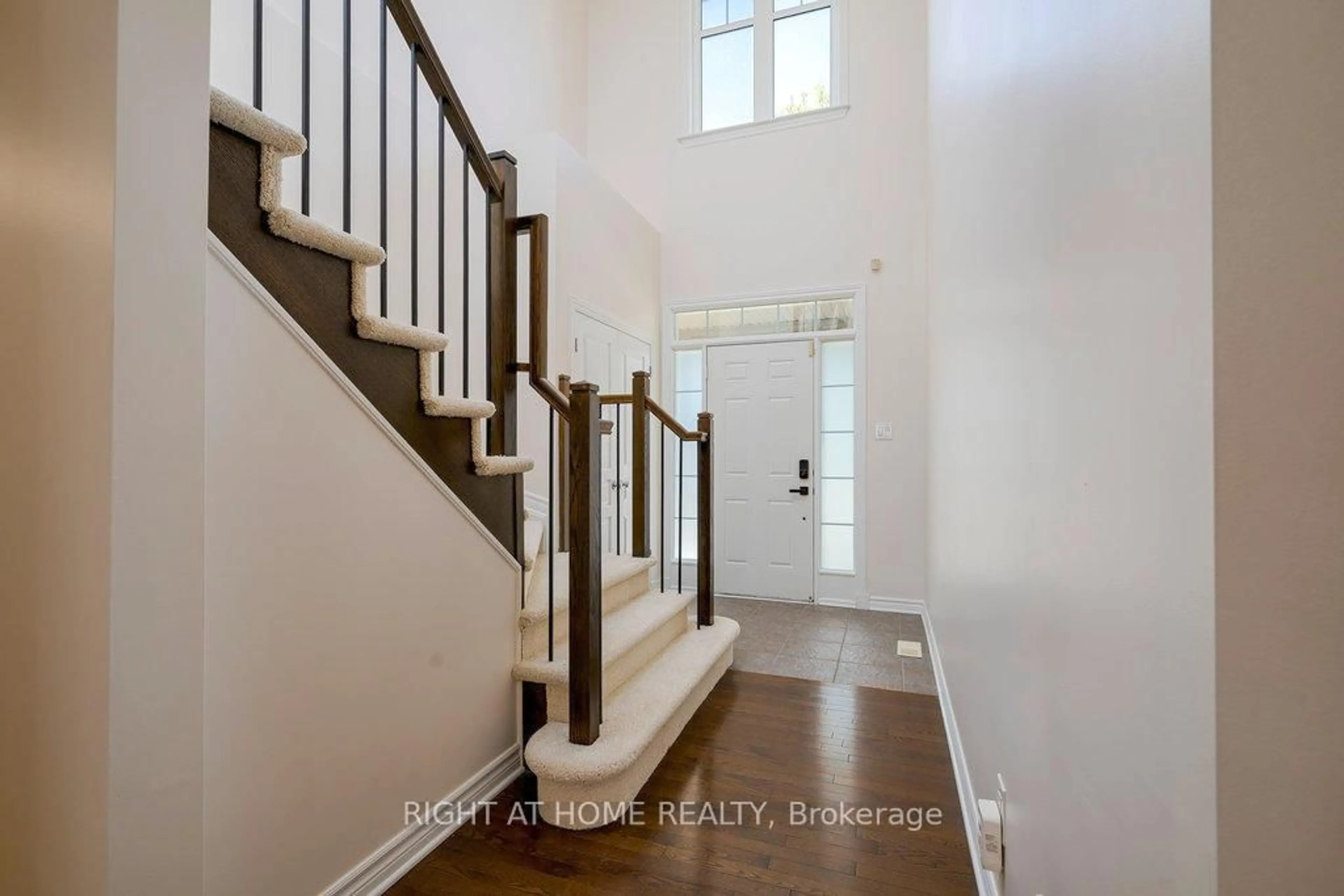 Indoor entryway for 218 Keyrock Dr, Kanata Ontario K2T 0B4